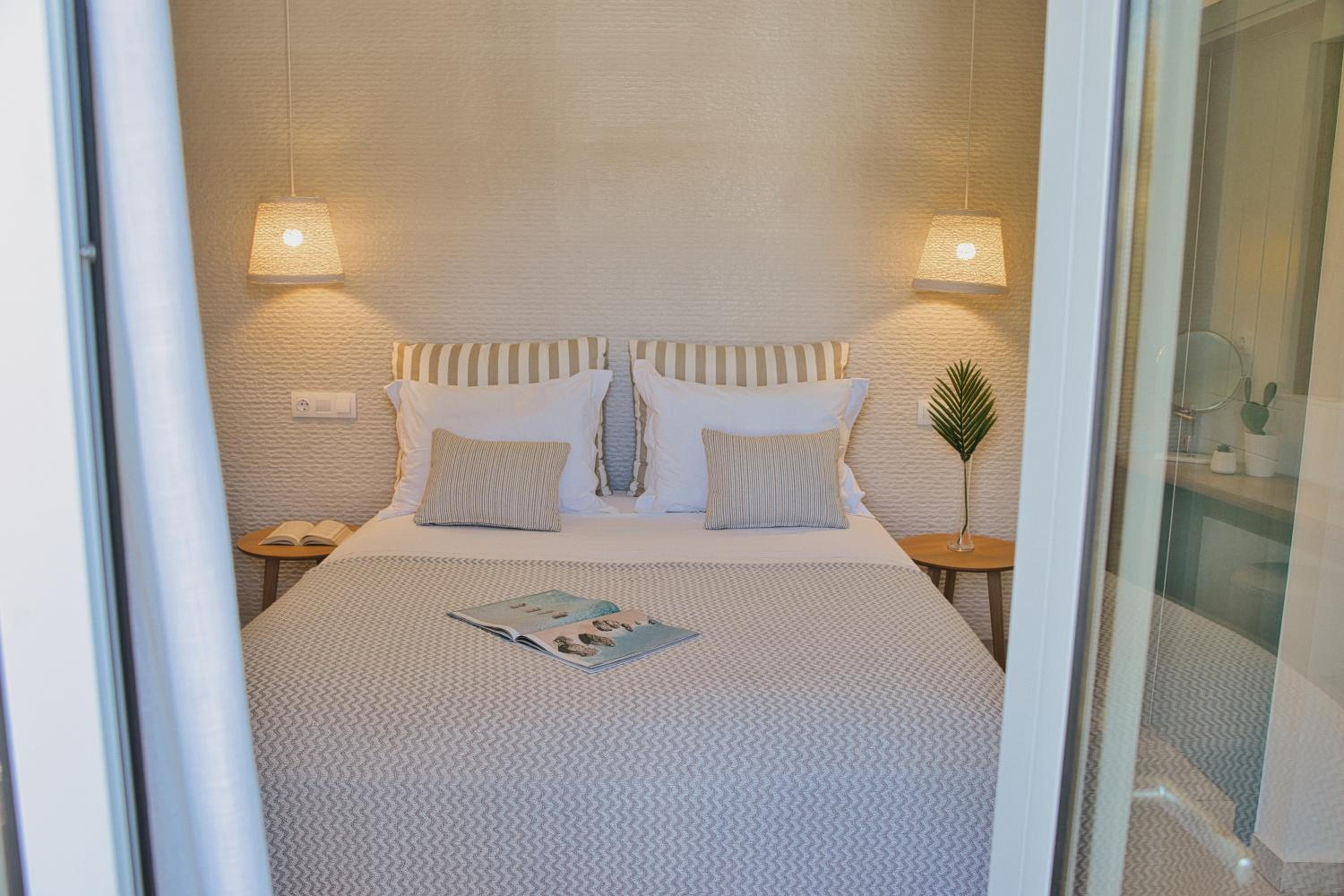 Junior Suite with Balcony - Photo 9
