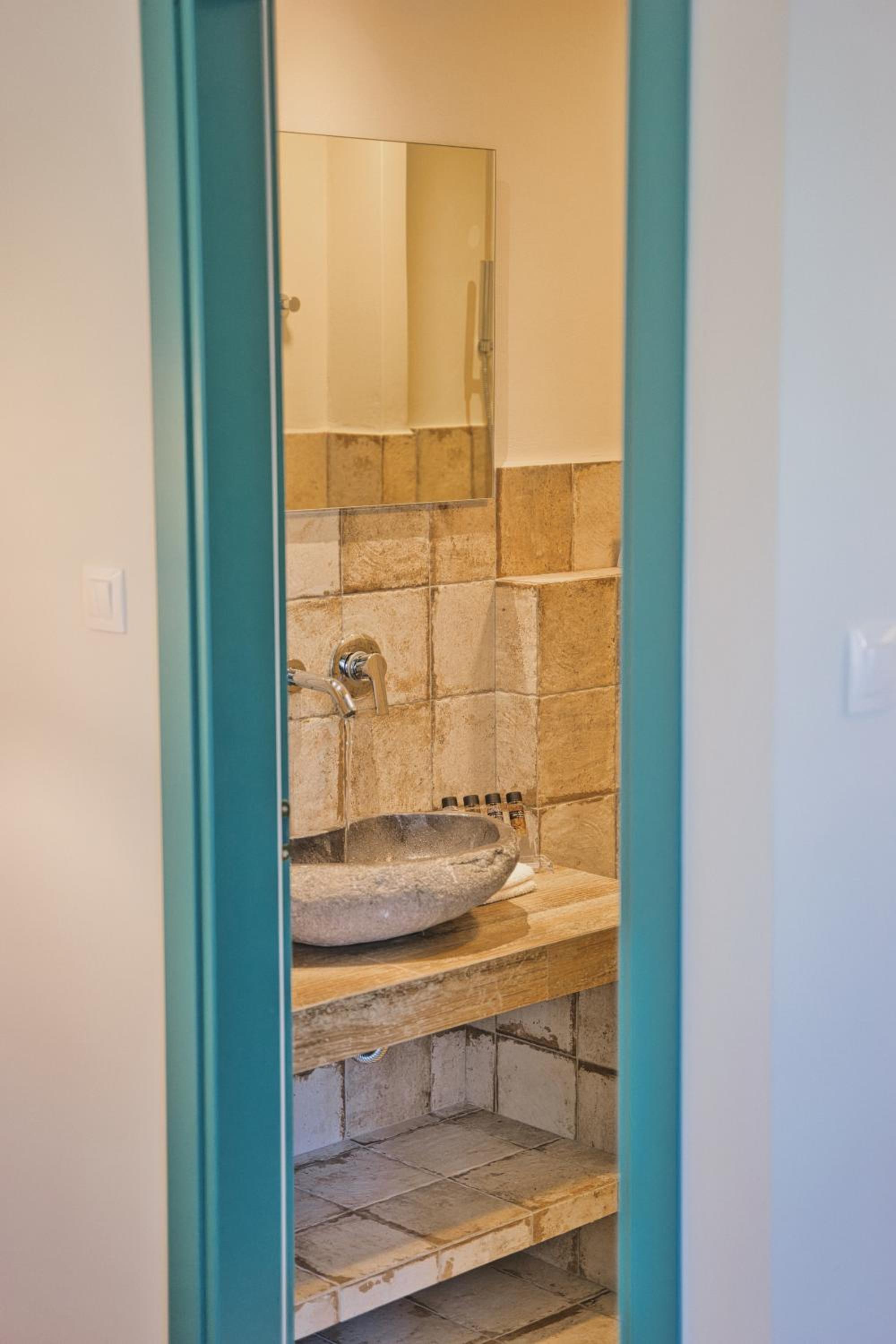 Junior Suite with Balcony - Photo 11