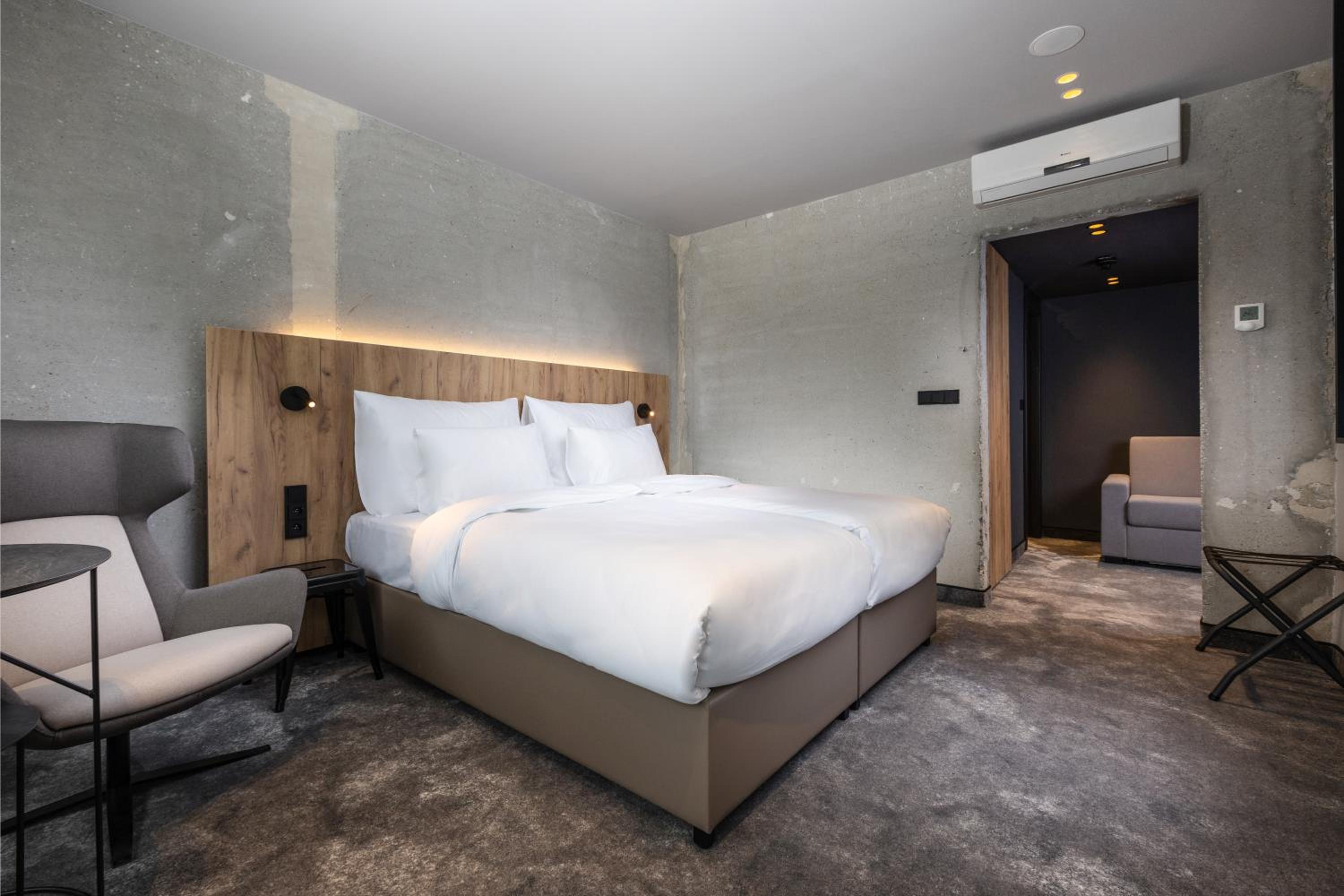 Deluxe Double or Twin Room - Photo 10