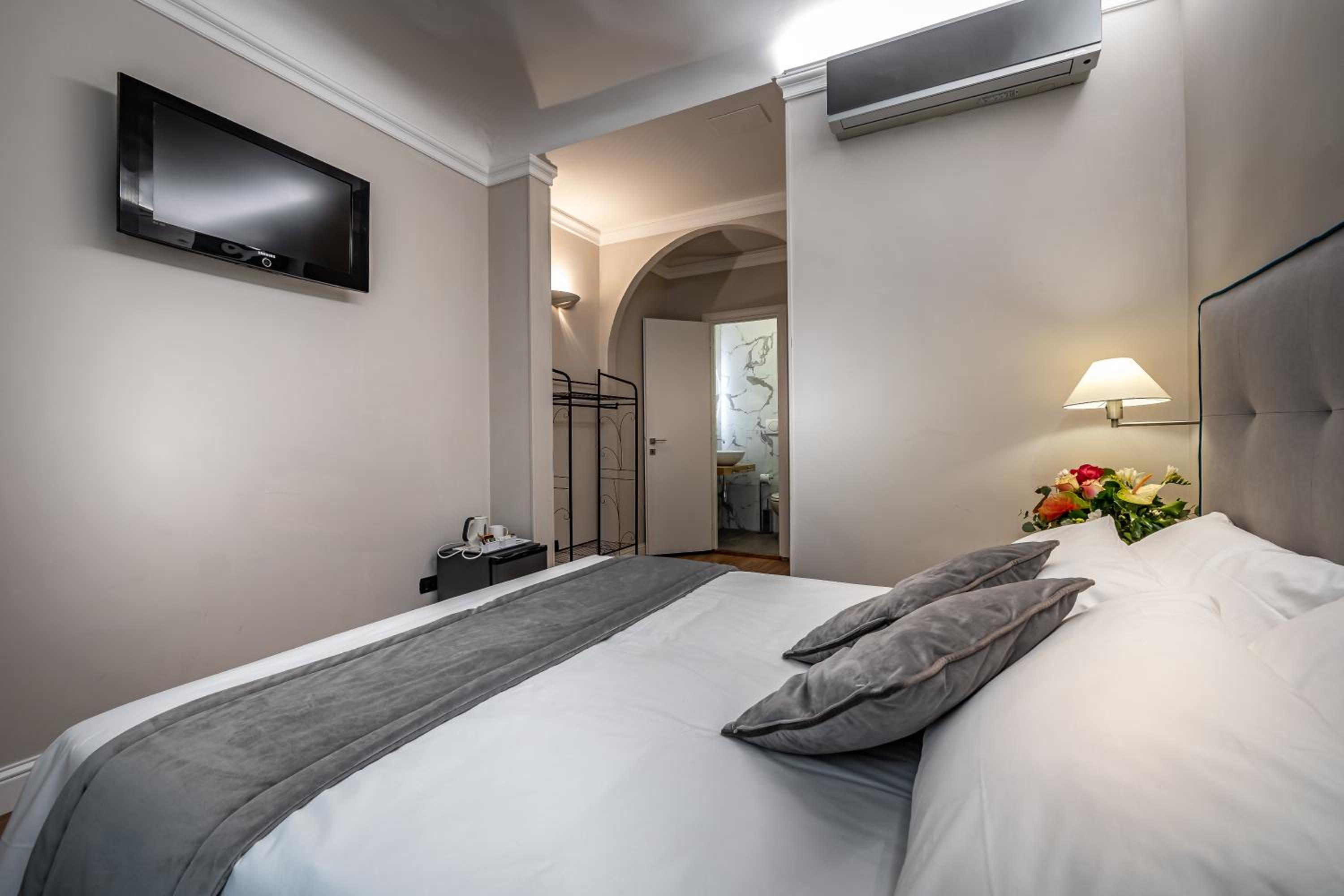 Deluxe King Room photo 2
