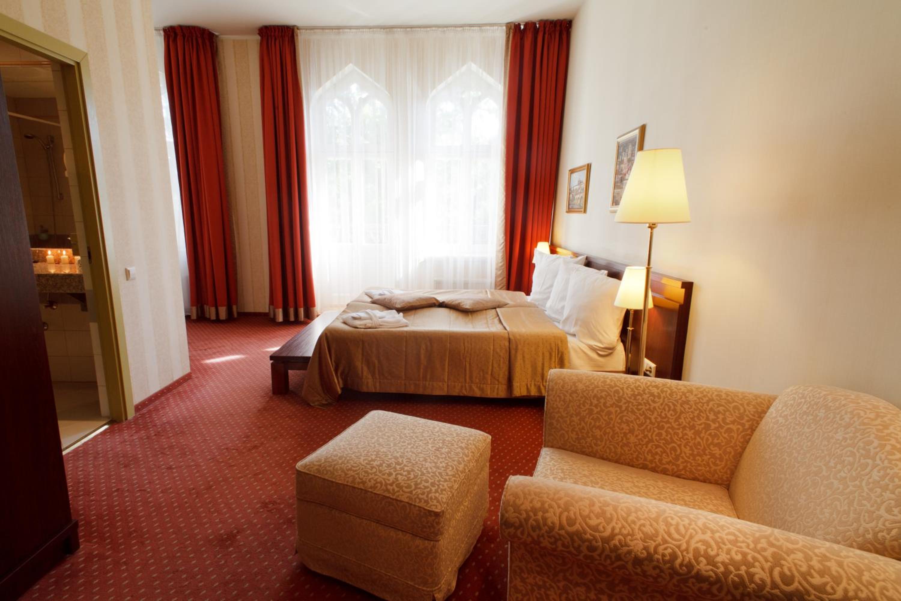 Junior Suite with Balcony - Photo 4