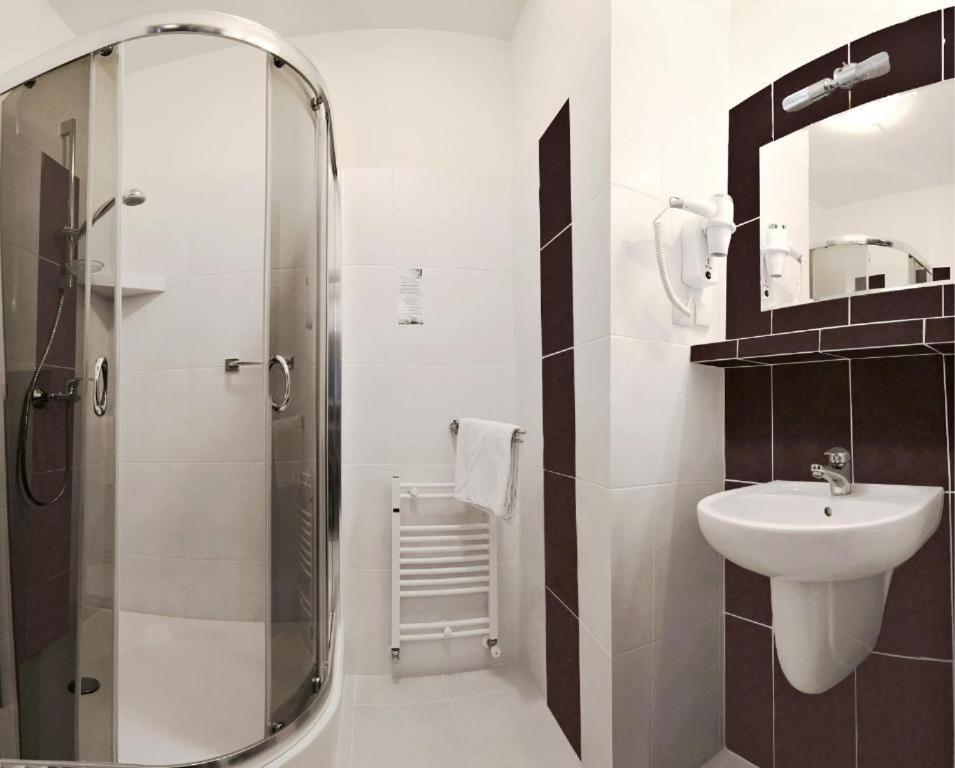 One-Bedroom Bungalow - Photo 16