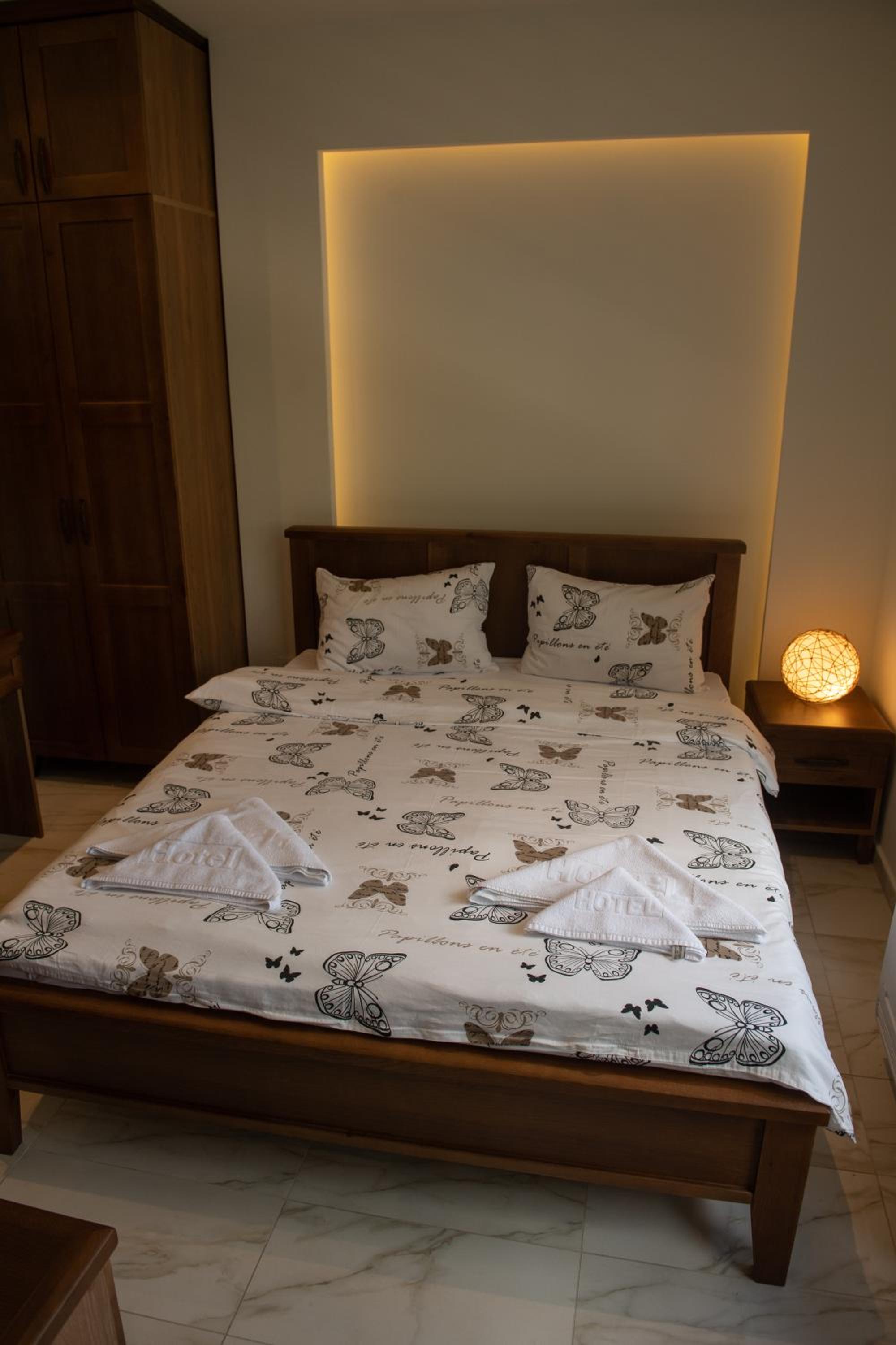 Deluxe Double Room (2 Adults + 1 Child)