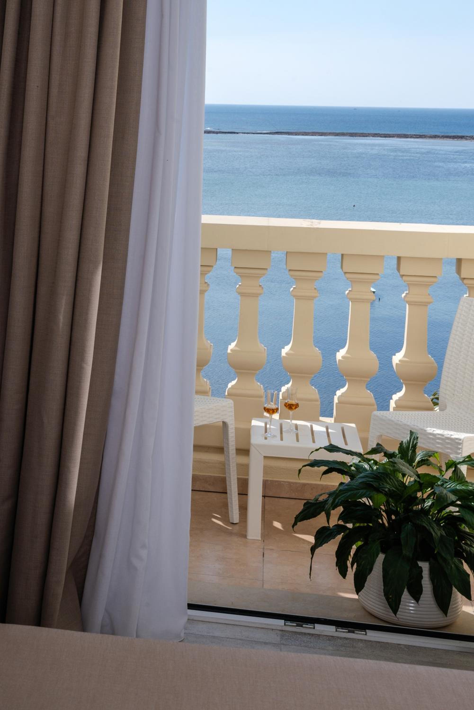 Double Room with Balcony and Sea View - Photo 2