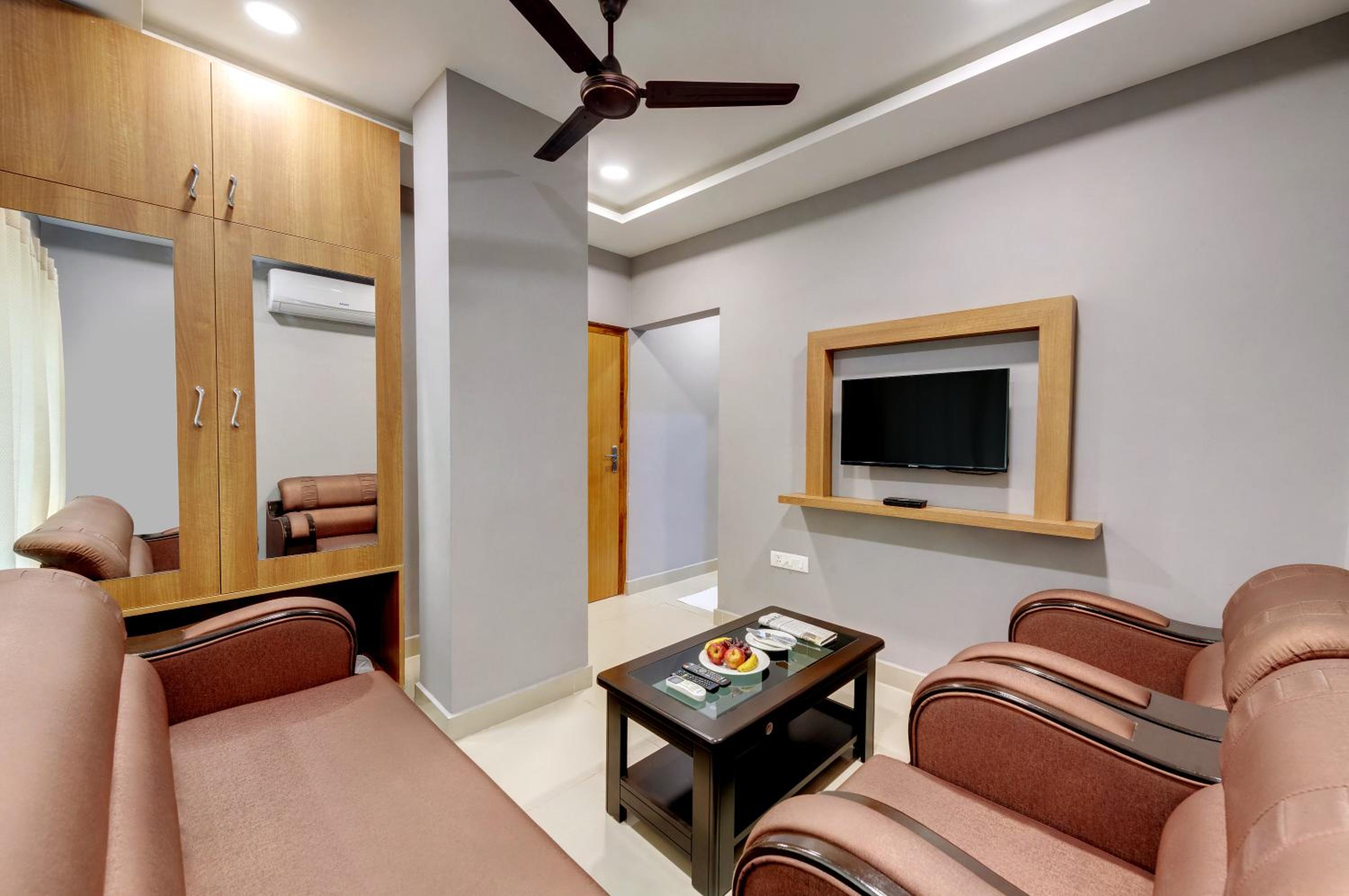 Suite - Photo 1