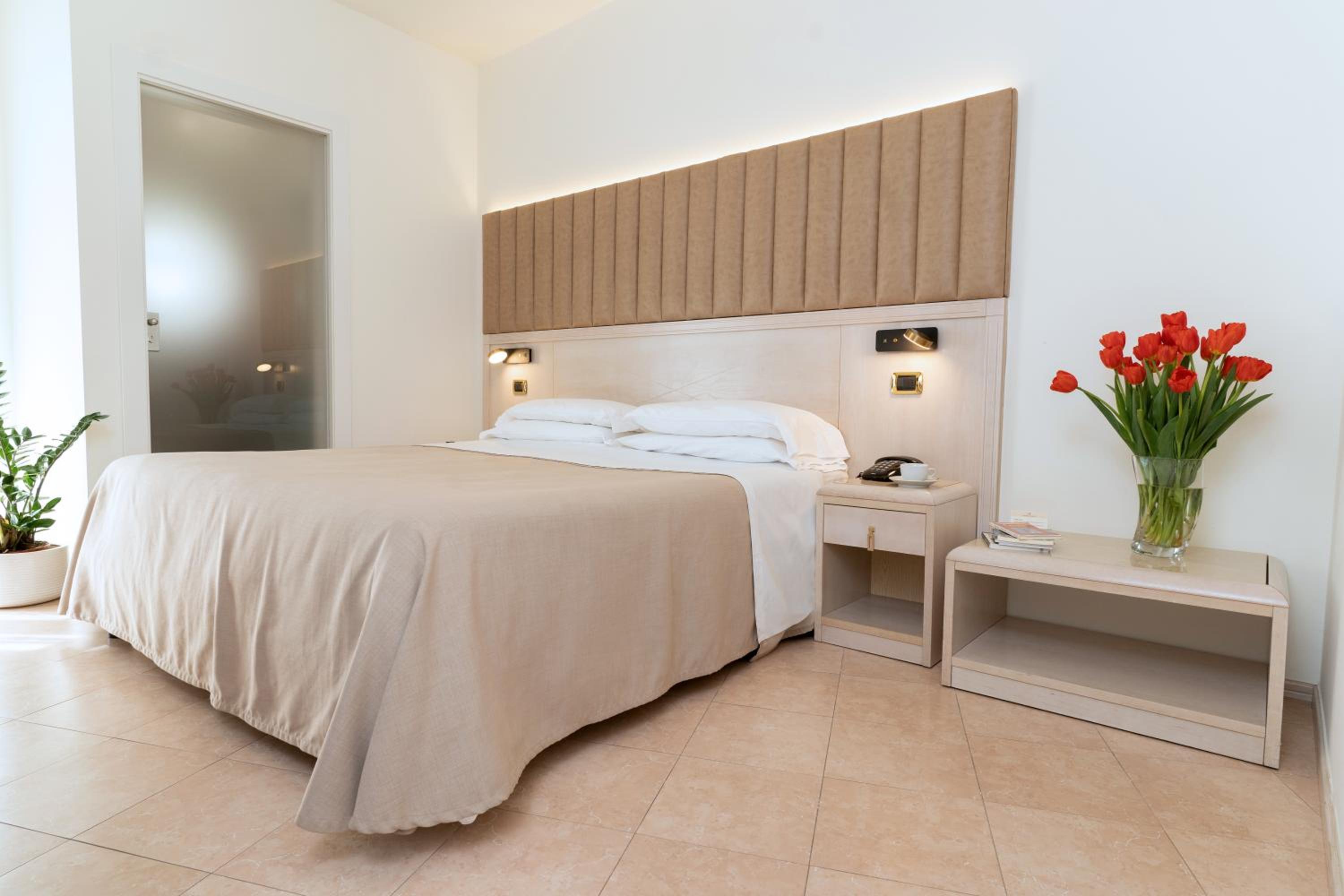 Double Room with Balcony and Sea View - Photo 1
