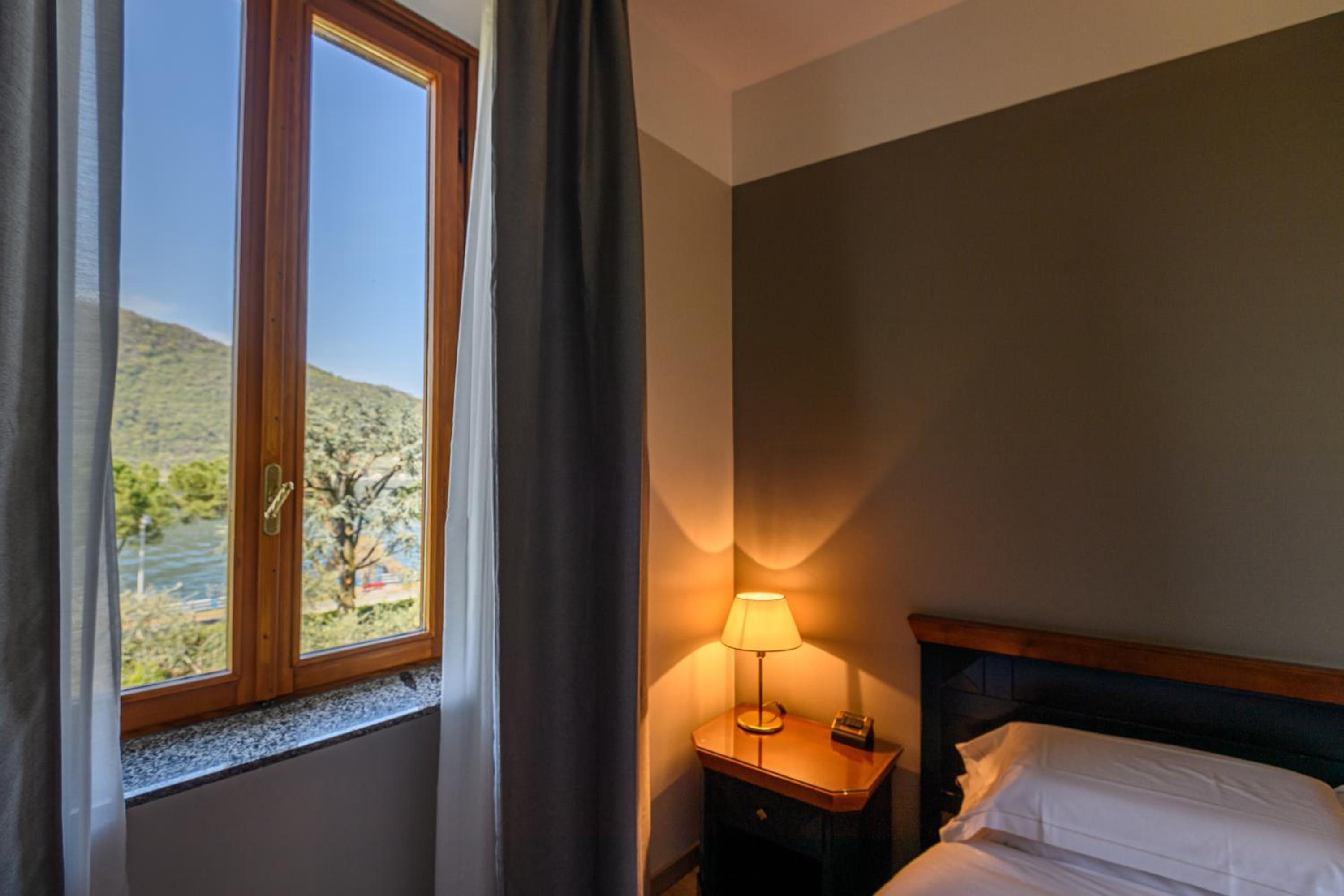 Double or Twin Room with Lake View - Photo 4