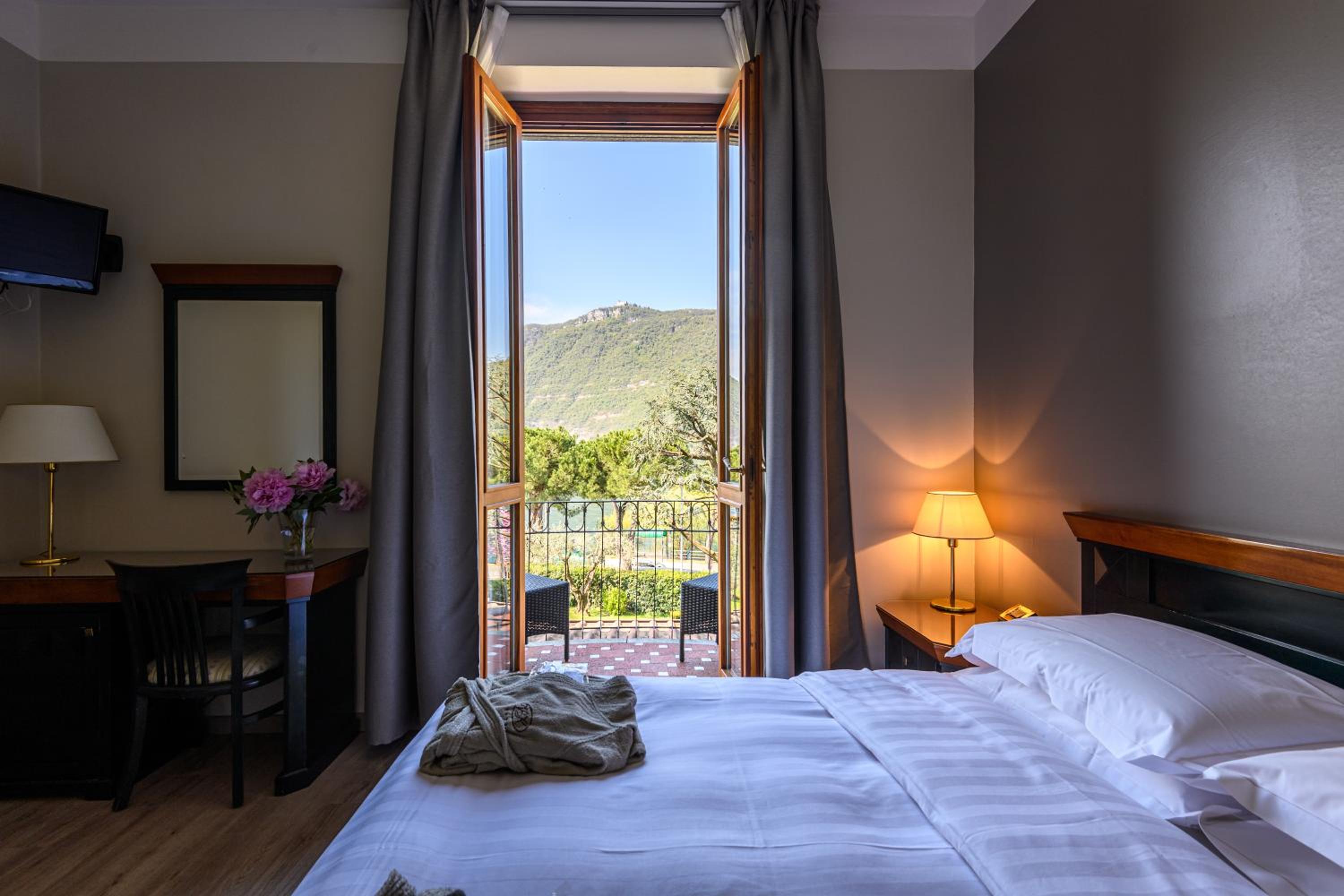 Deluxe Double Room with Balcony - Photo 2