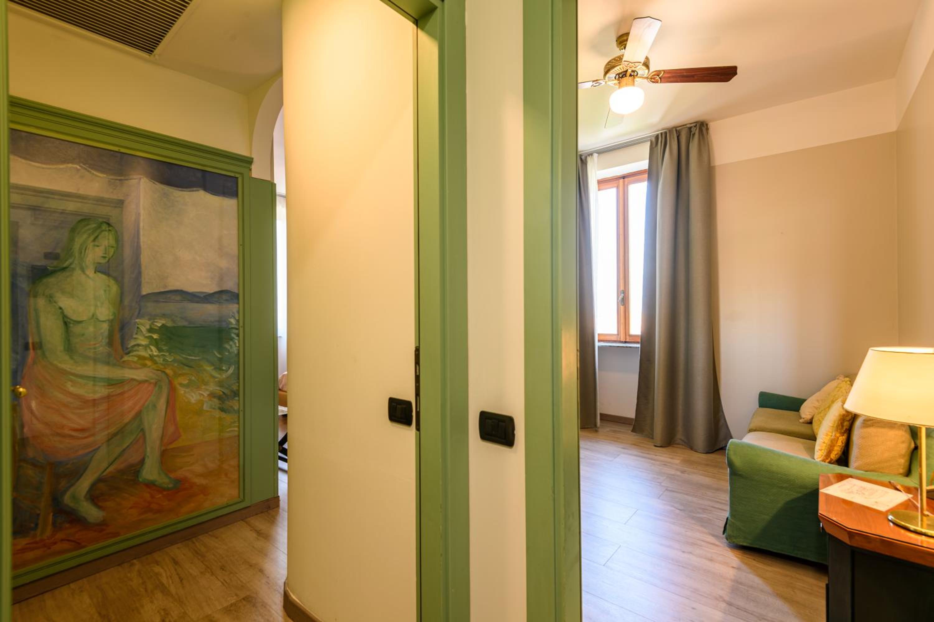Family Room with Lake View photo 1