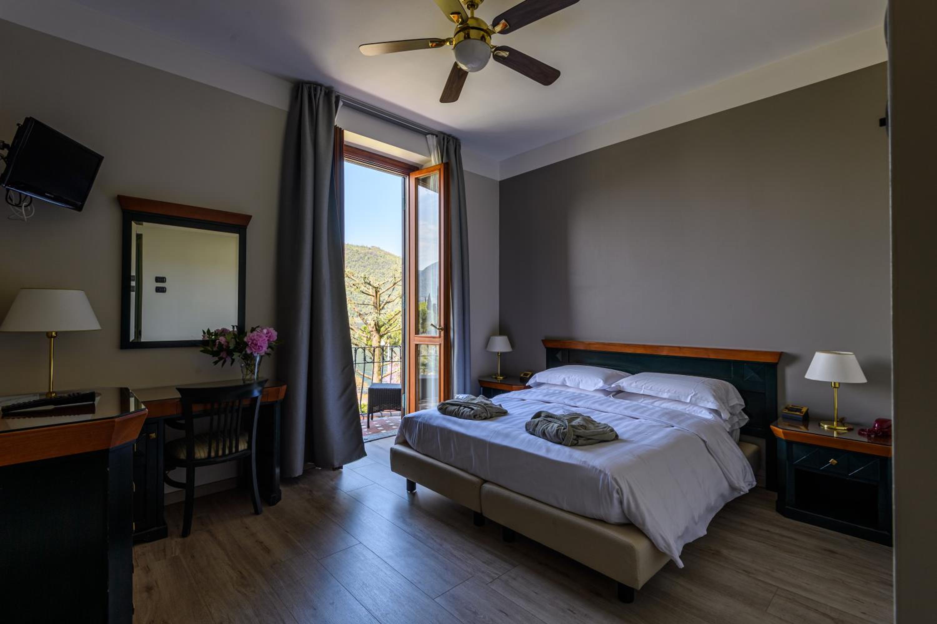 Double Room with Balcony - Photo 5
