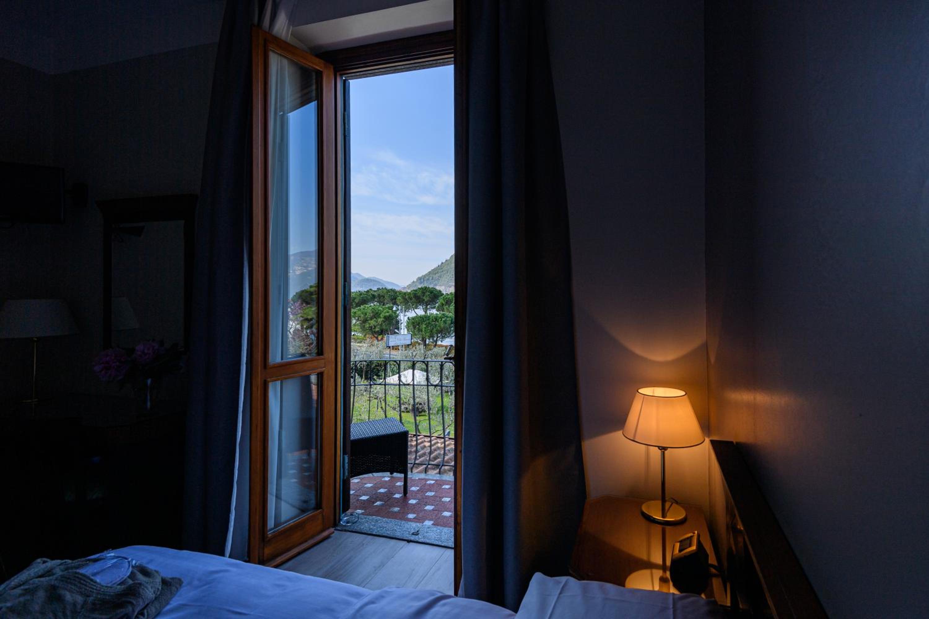 Deluxe Double Room with Balcony - Photo 3