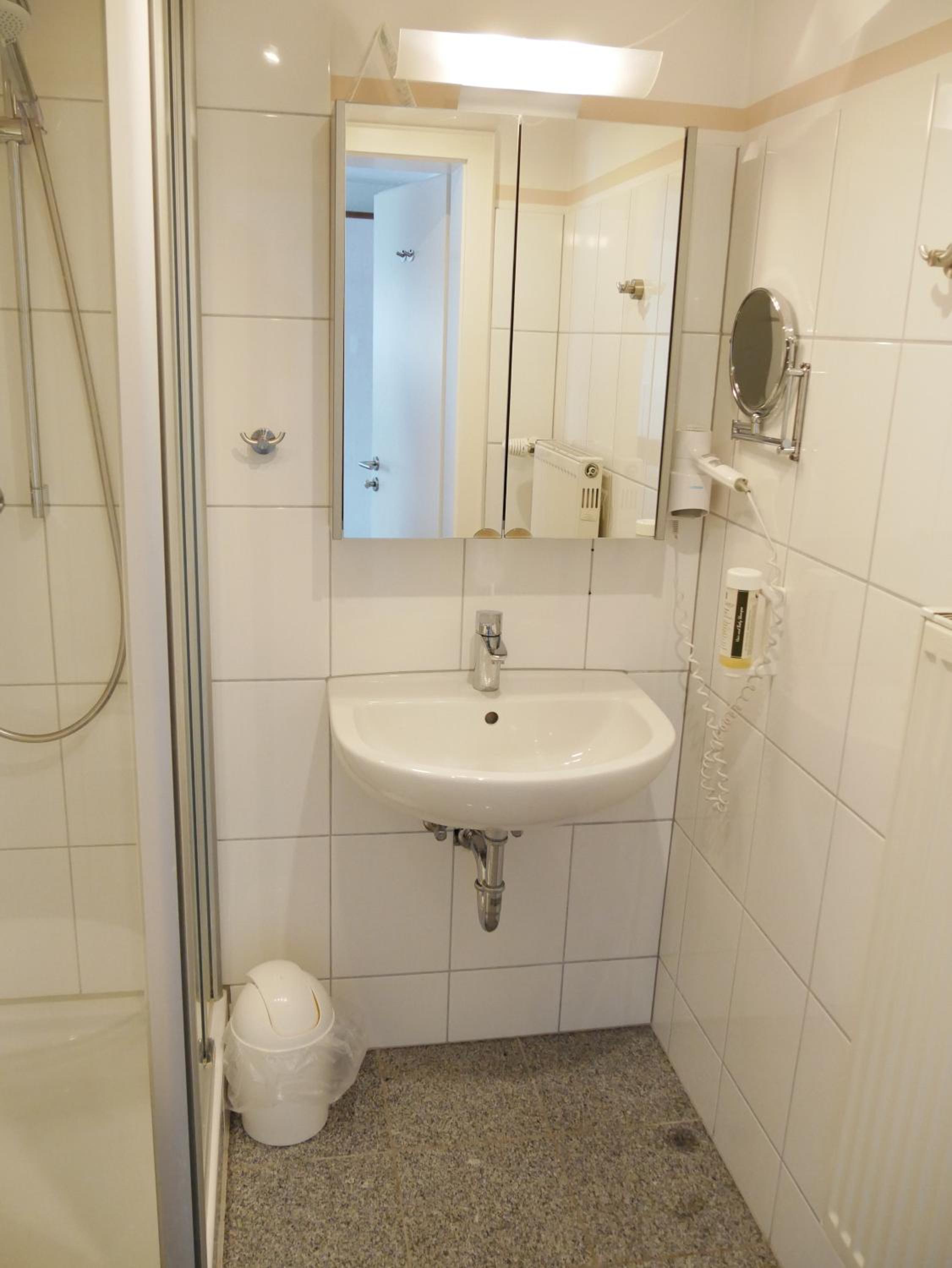 Standard Double Room - Photo 9