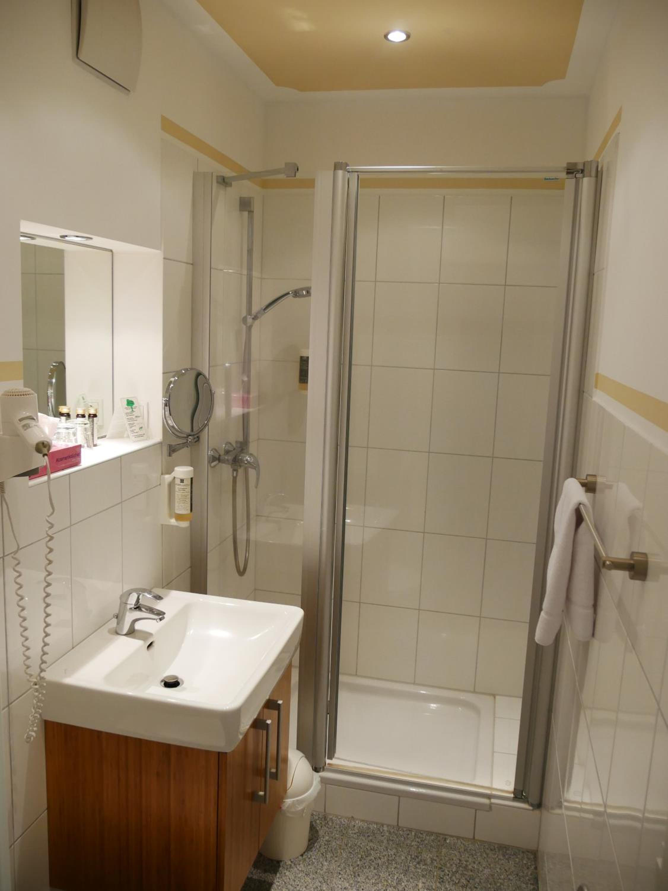 Standard Double Room - Photo 10