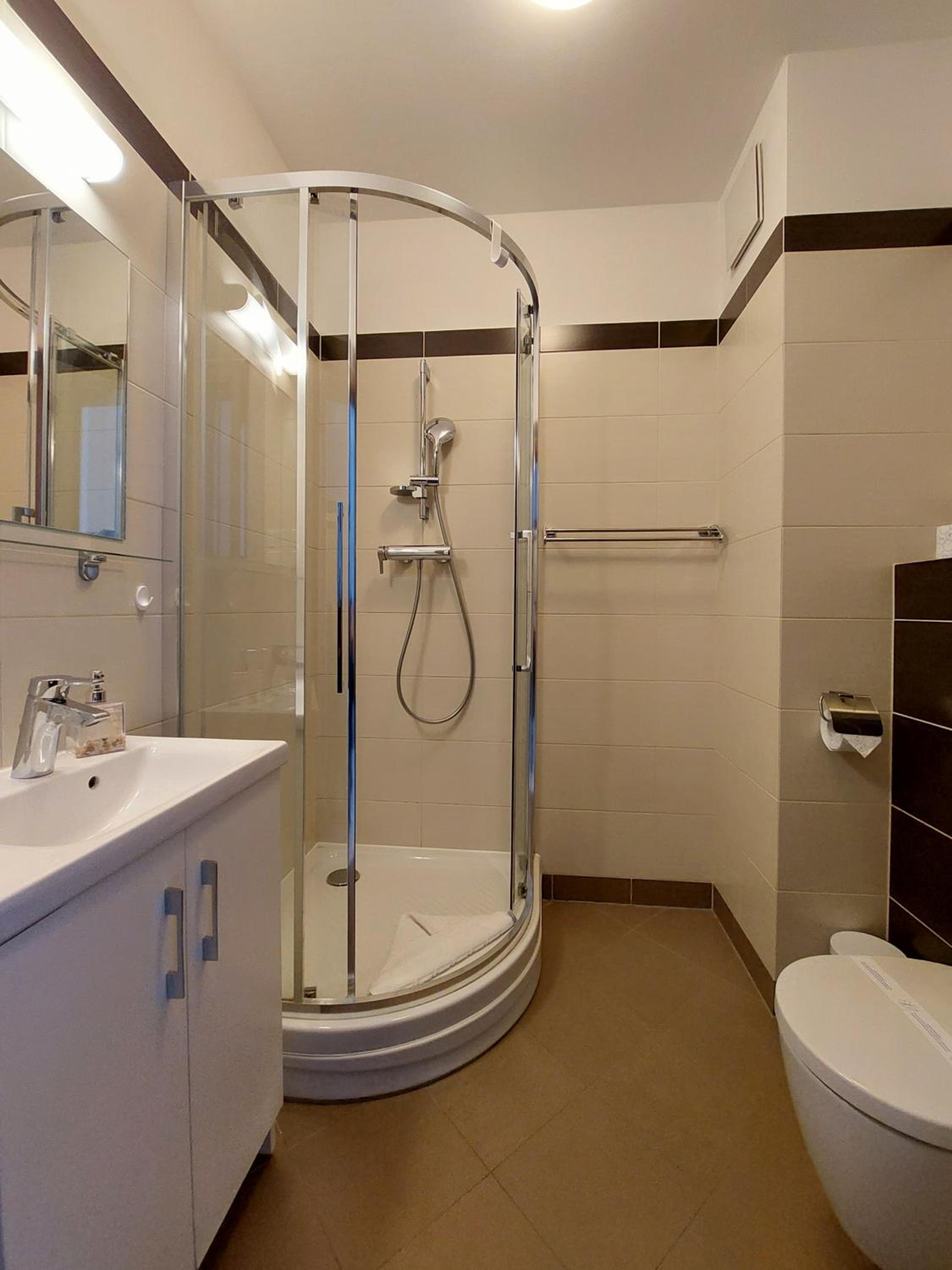 Deluxe Quadruple Room - Photo 2