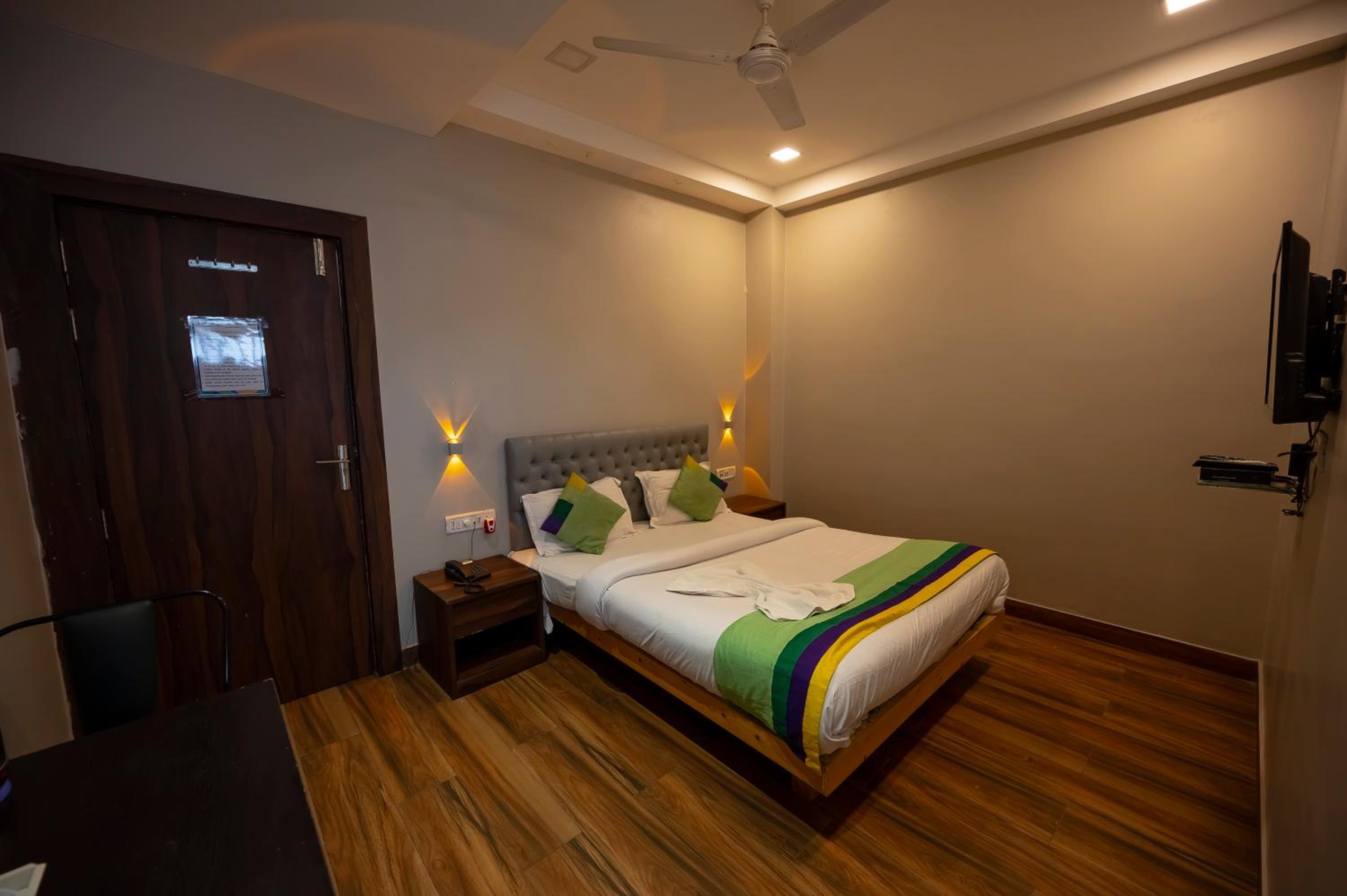 Deluxe King Room photo 2