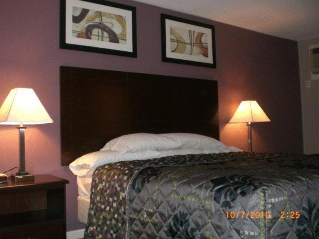King Room - Non-Smoking - Photo 4