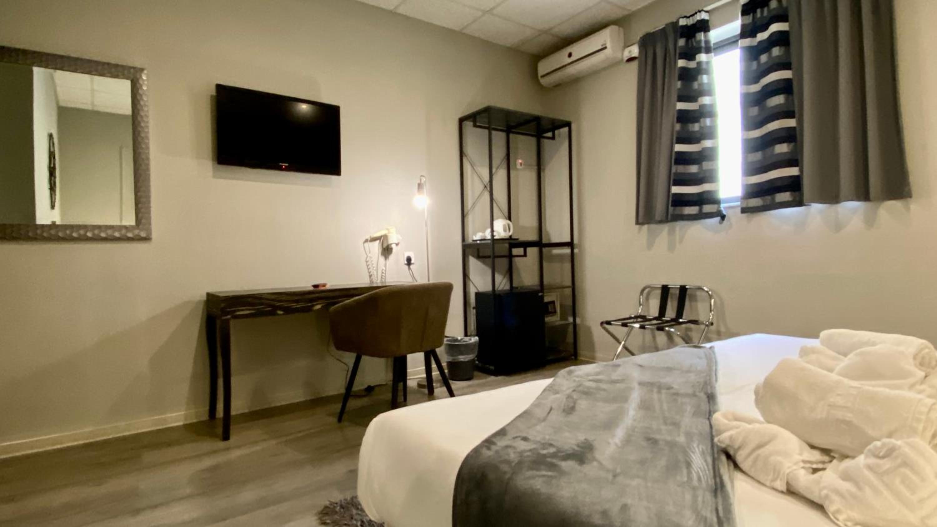Standard Double or Twin Room - Photo 16