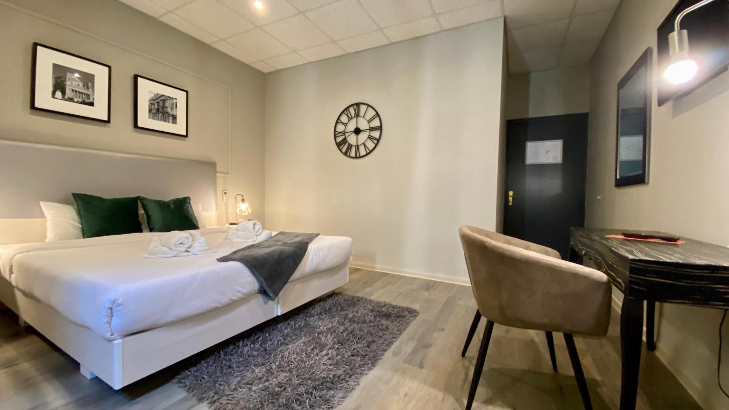 Standard Double or Twin Room - Photo 7