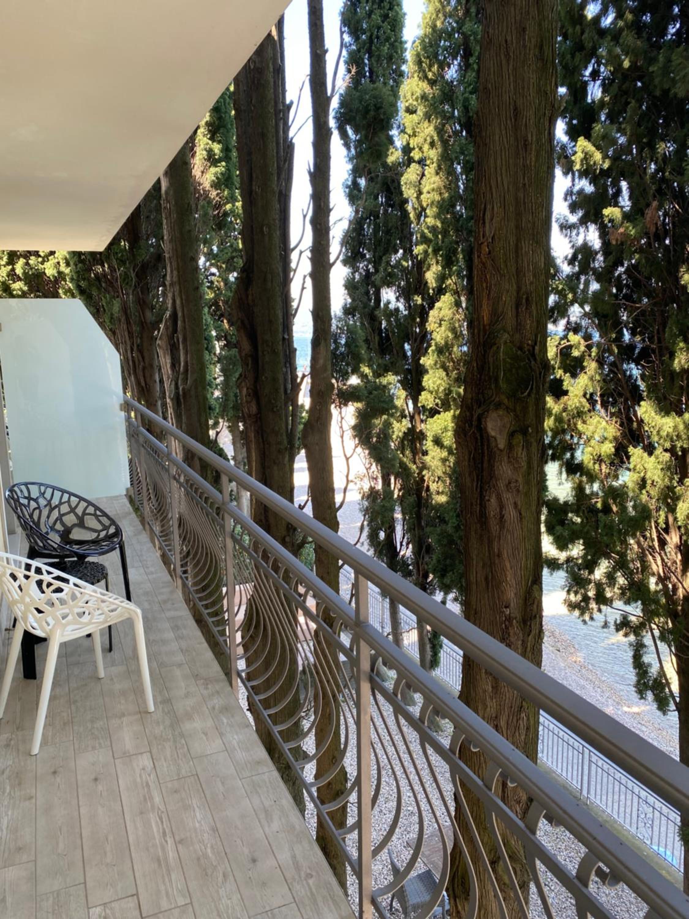 Double Room with Balcony and Lake View - Photo 9