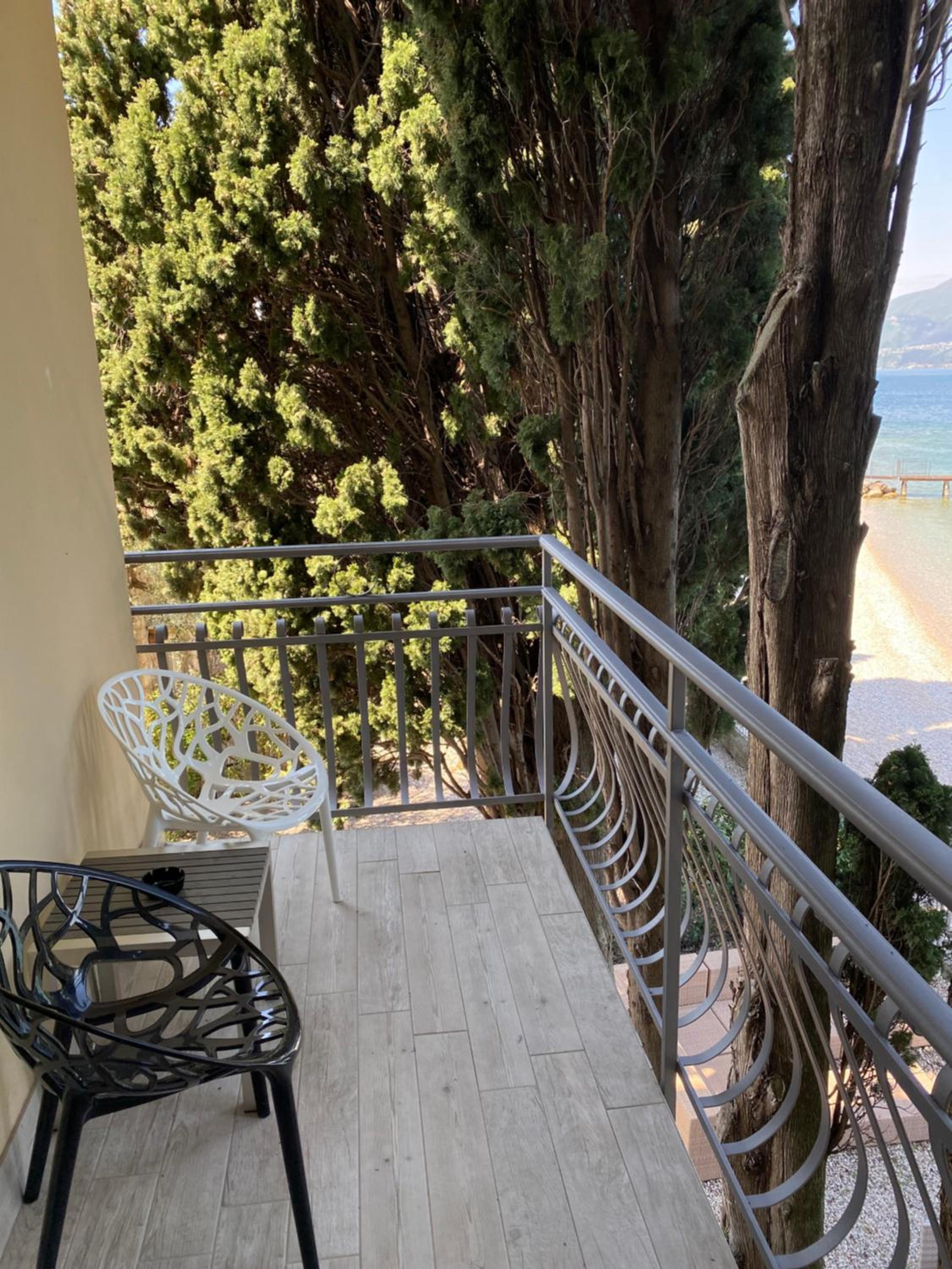 Double Room with Balcony and Lake View - Photo 10