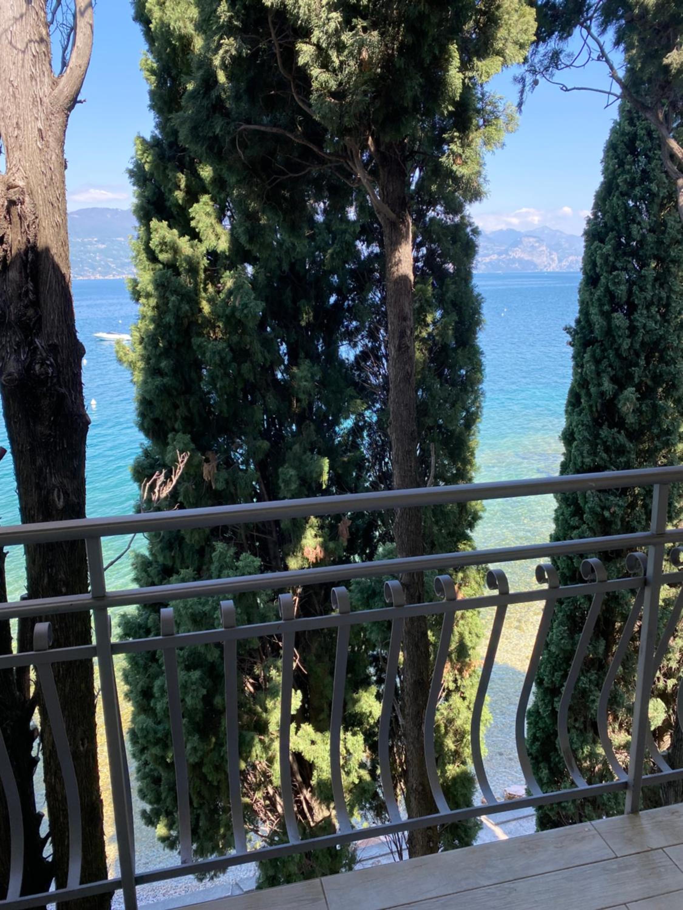 Double Room with Balcony and Lake View - Photo 11