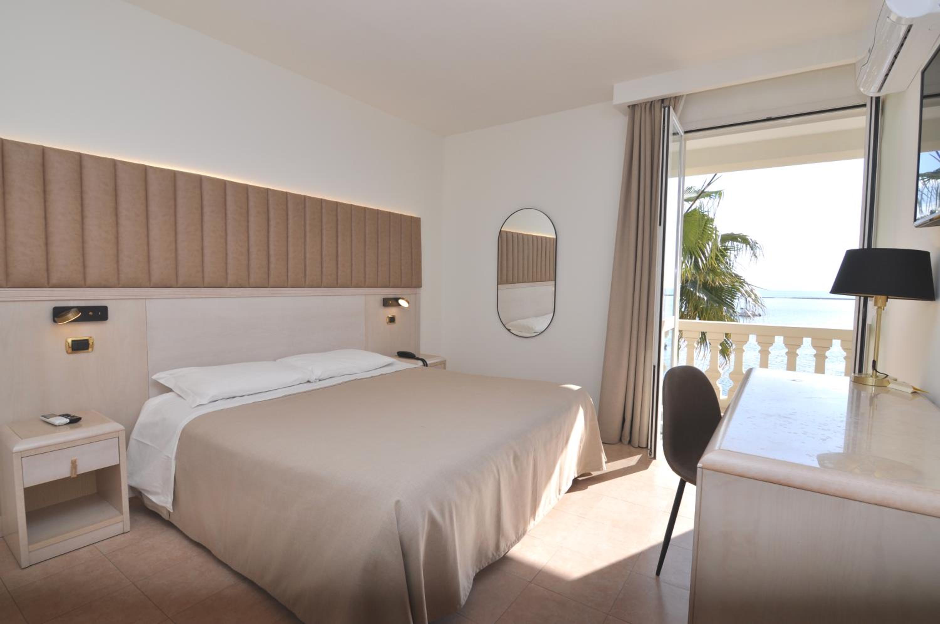 Double Room with Balcony and Sea View - Photo 12