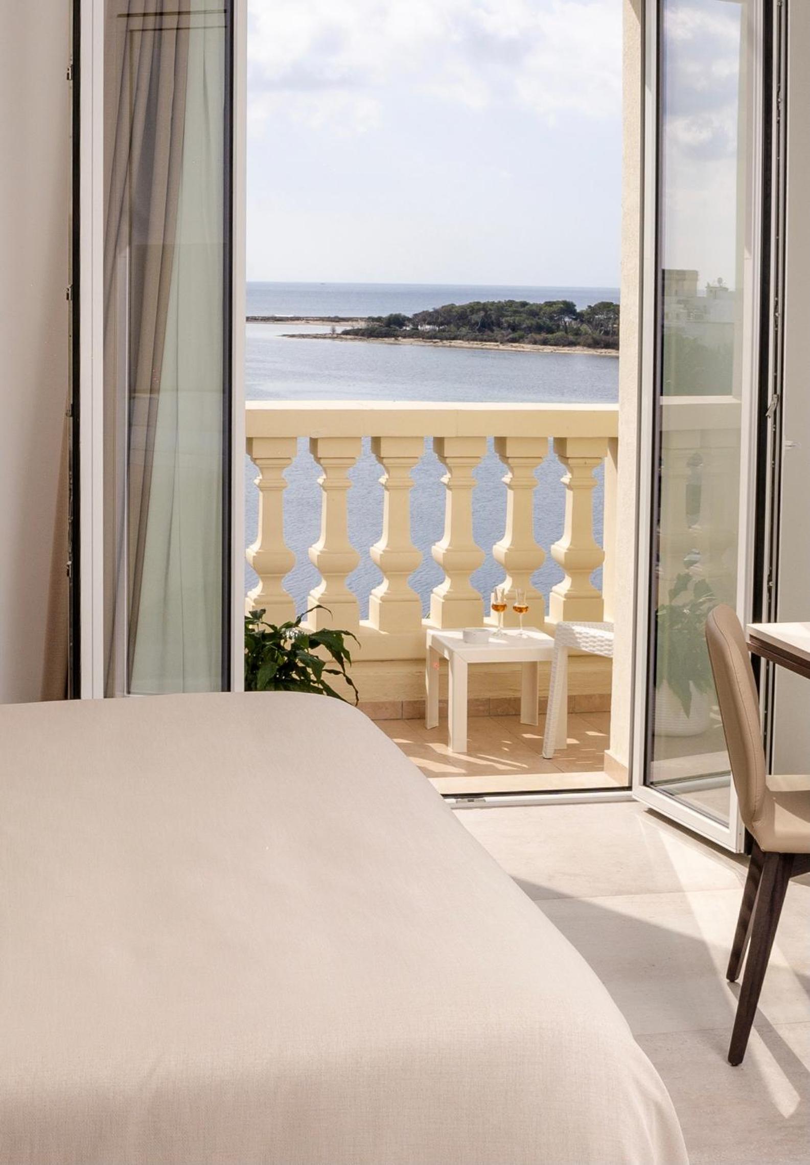 Double Room with Balcony and Sea View - Photo 7
