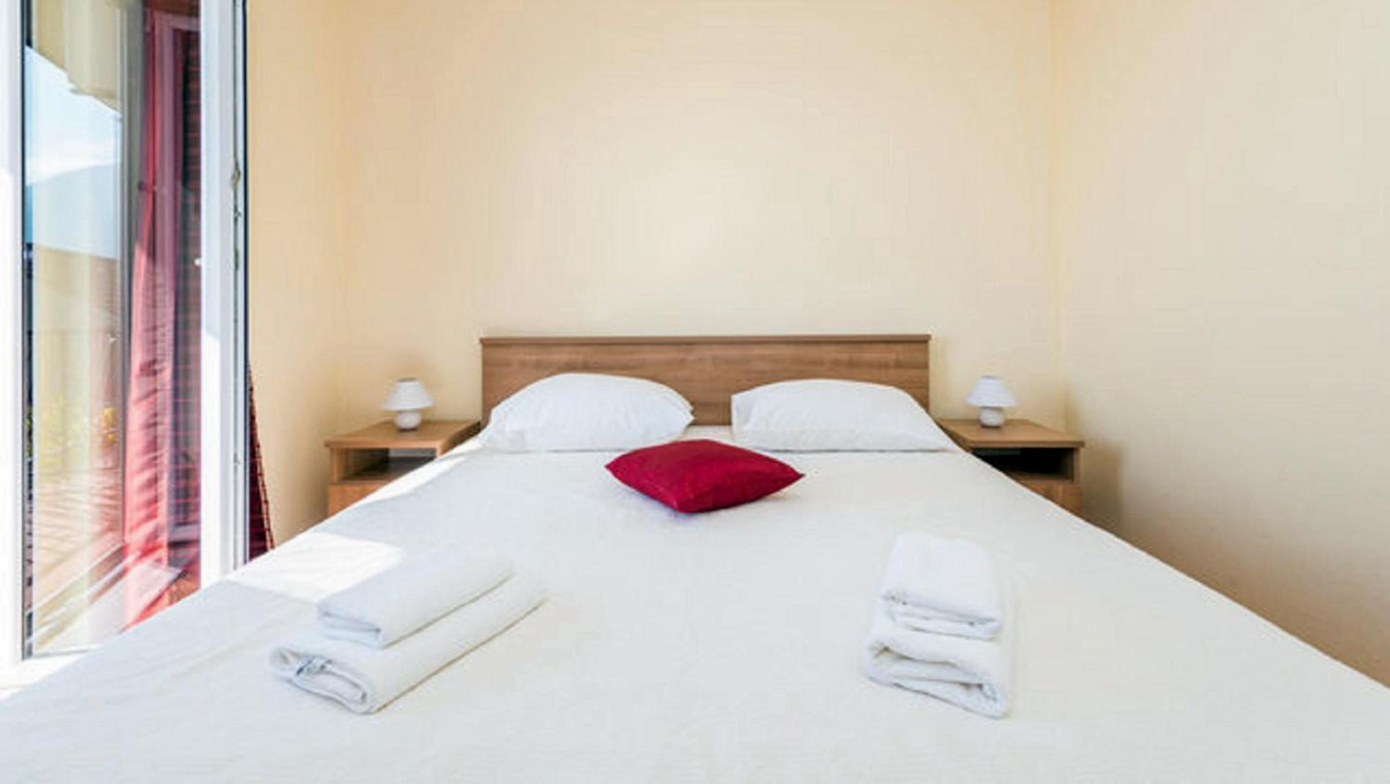 One-Bedroom Apartment with Balcony and Sea View photo 3