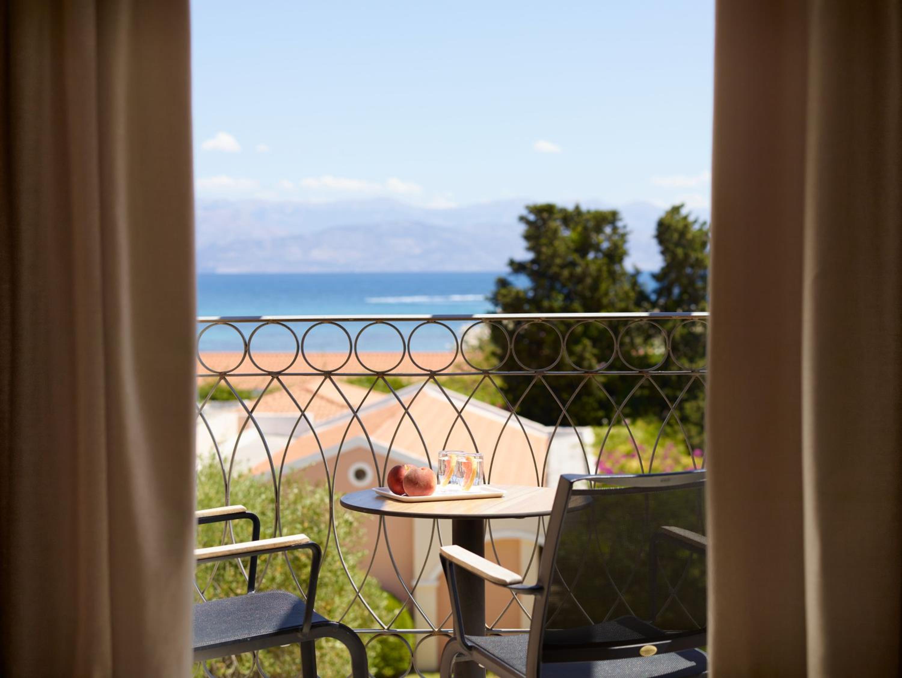 Double or Twin Room with Sea View - Photo 6
