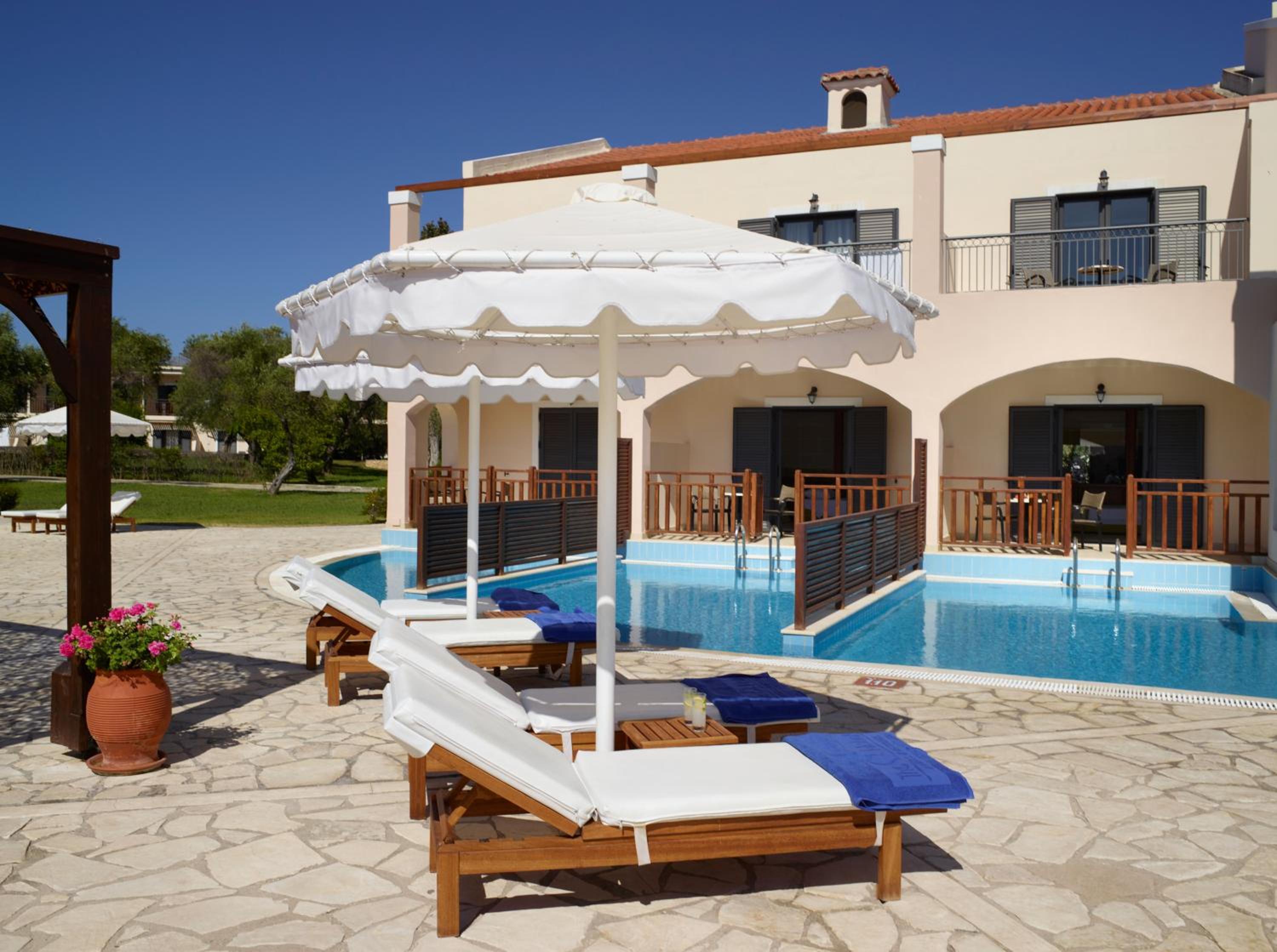 Family Room with Private Pool - Photo 2