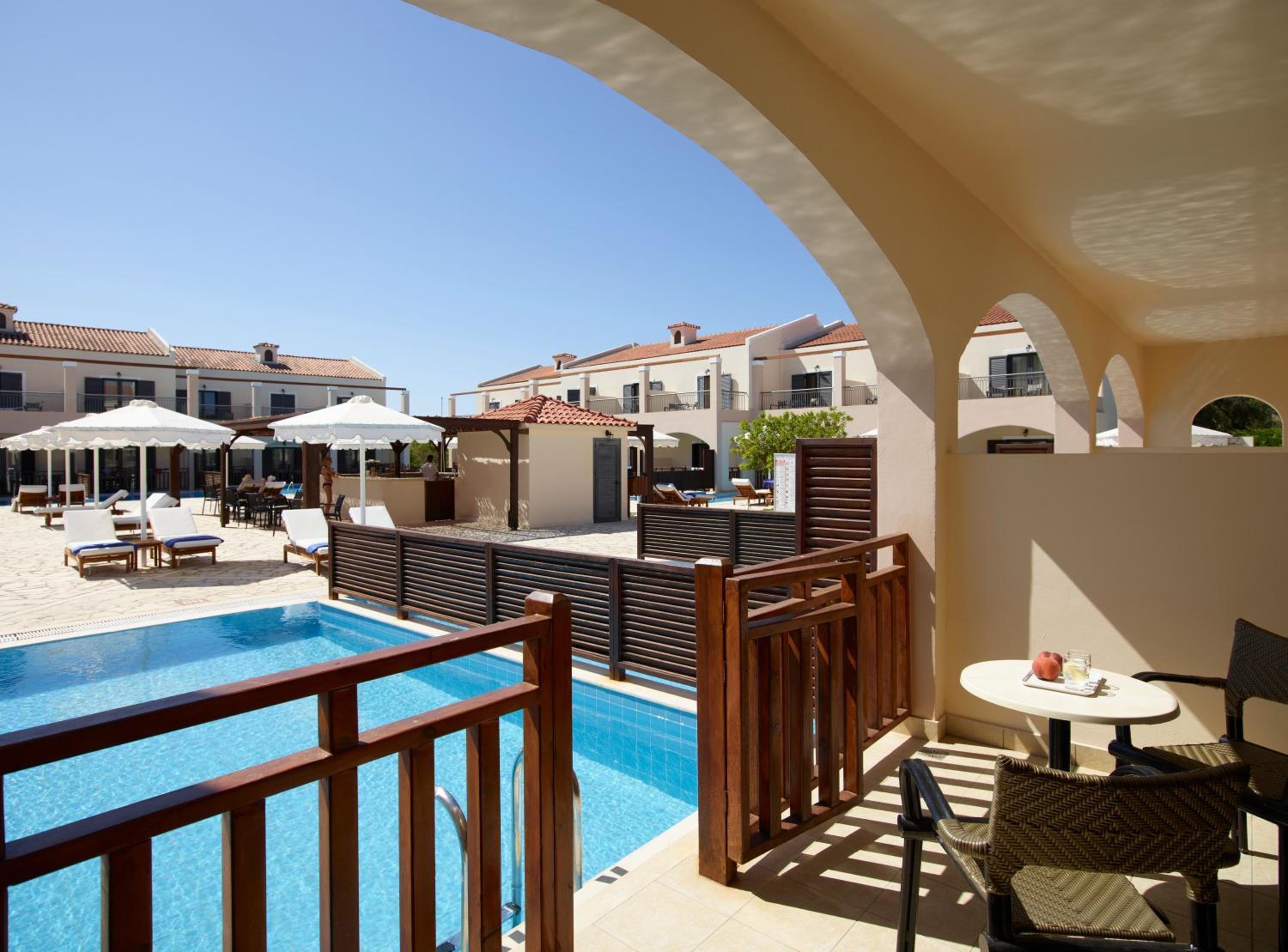 Family Room with Private Pool - Photo 7