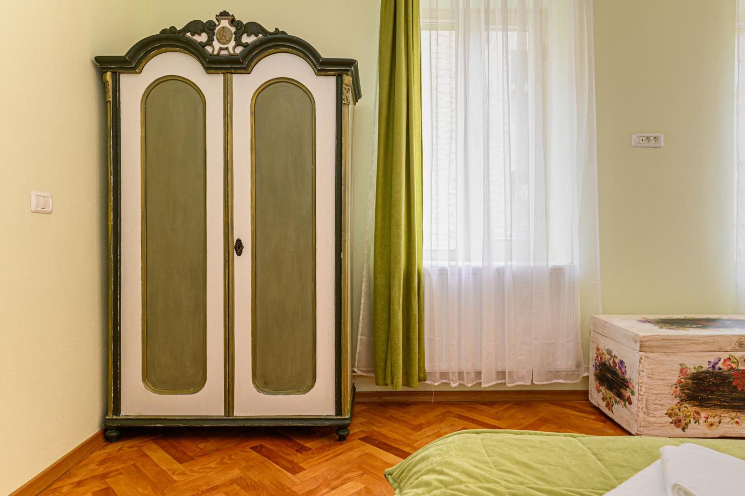 One-Bedroom Apartment photo 1