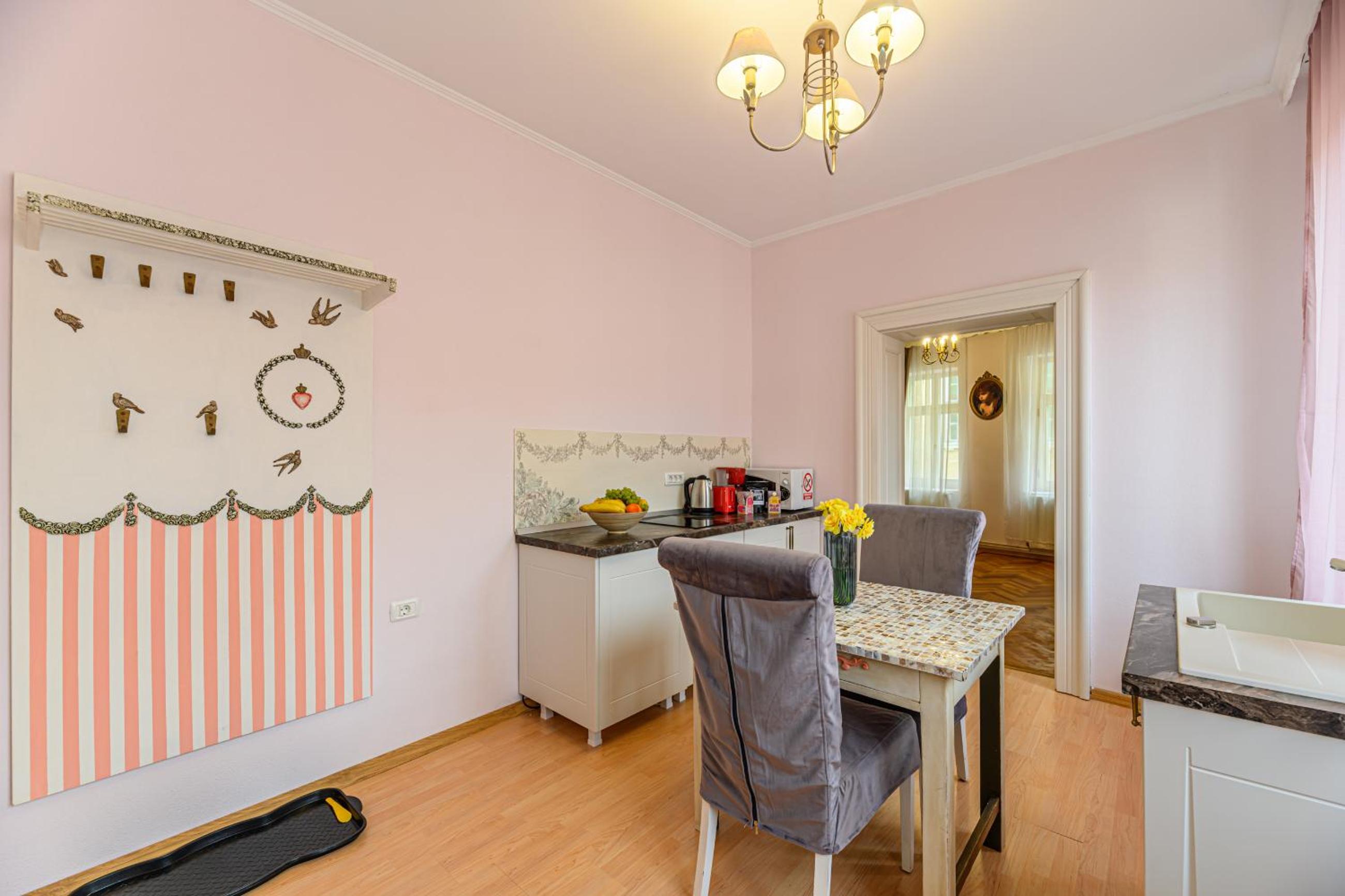 One-Bedroom Apartment - Photo 2