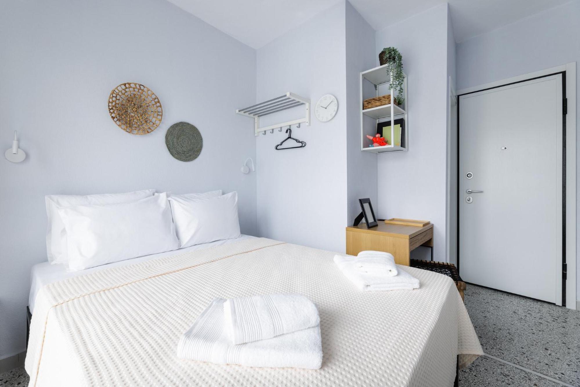 Double Room with Balcony - Photo 3