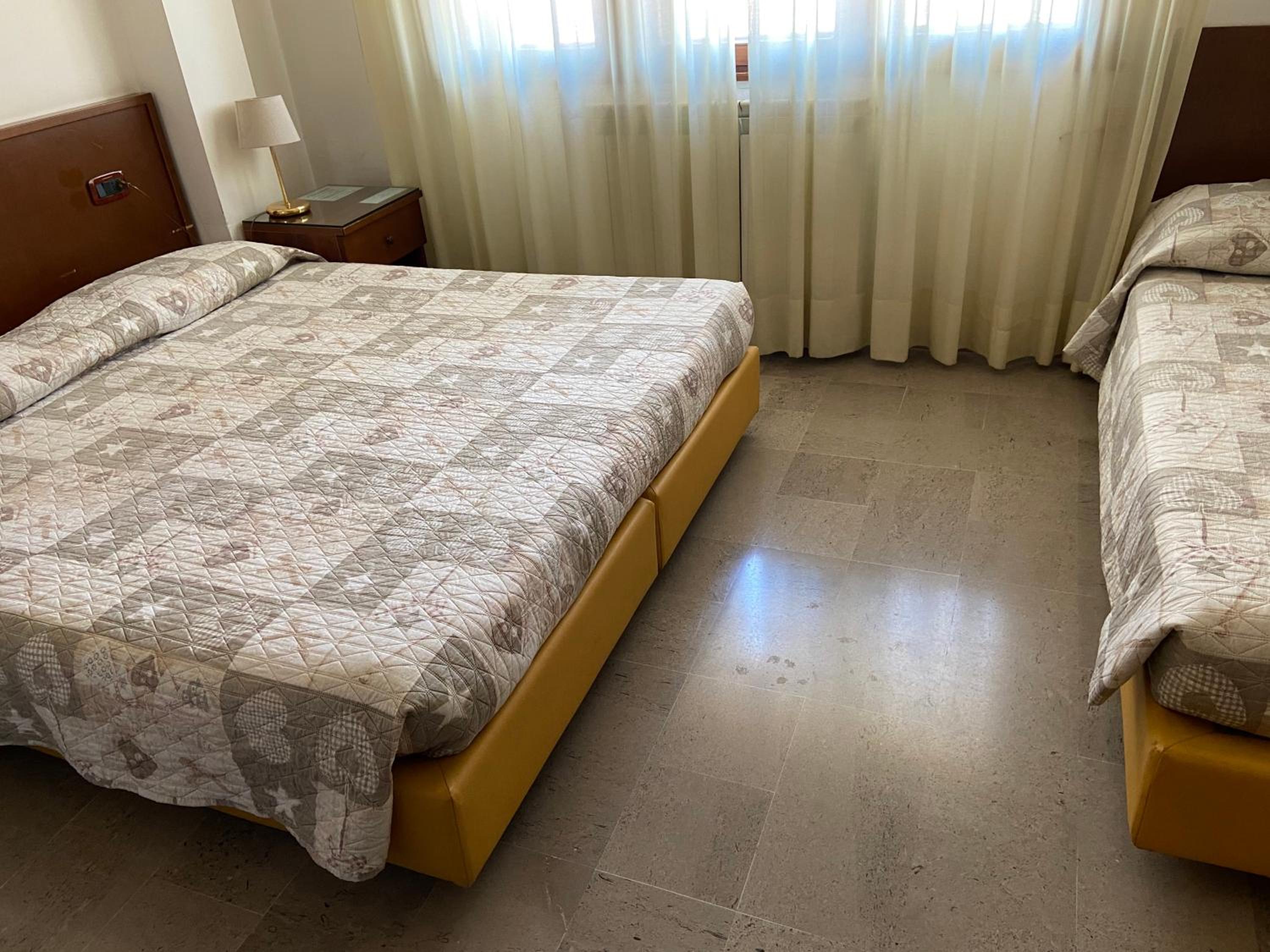 Economy Triple Room with Canal View - Photo 2