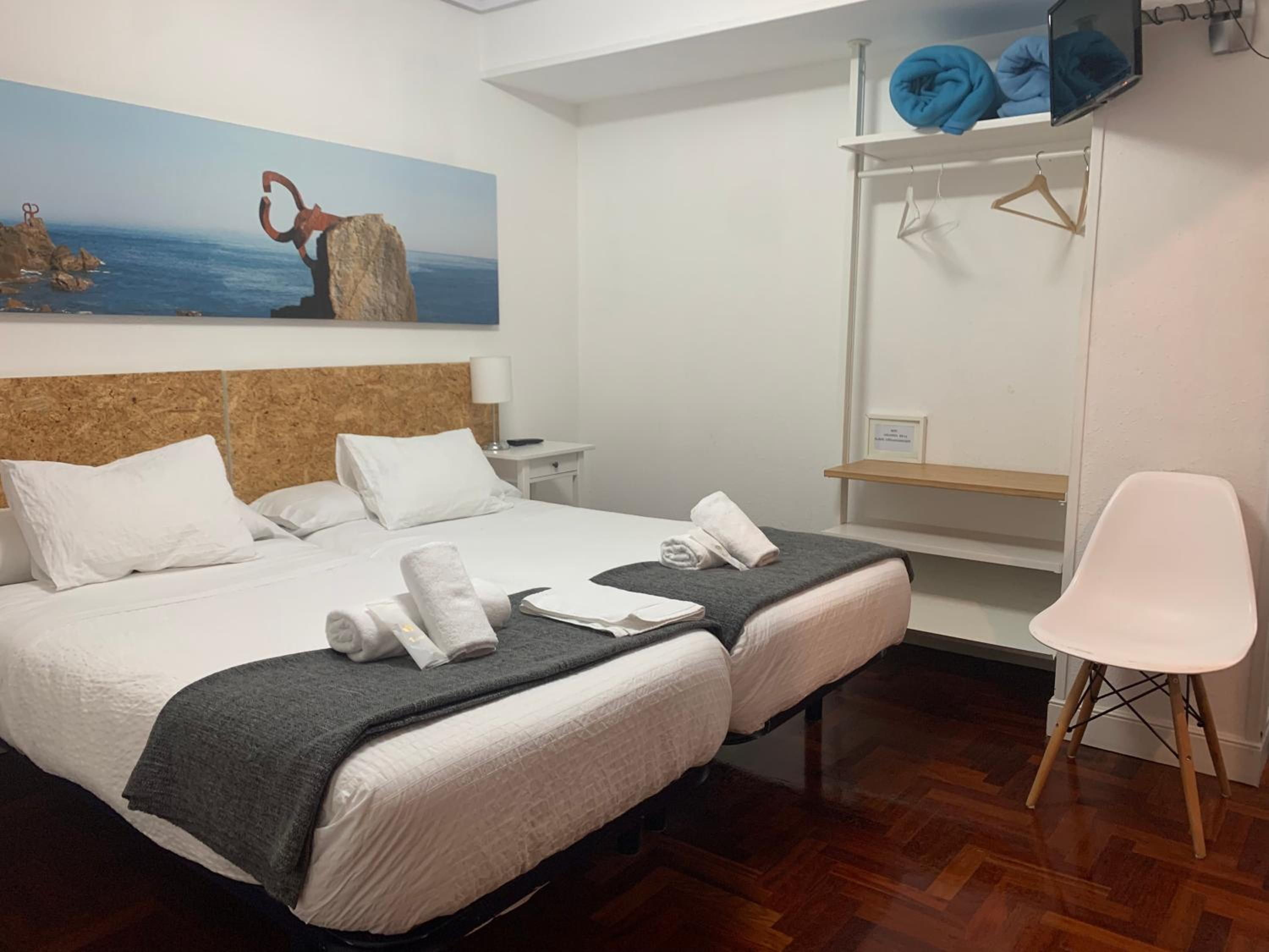 Habitación doble interior con baño privado