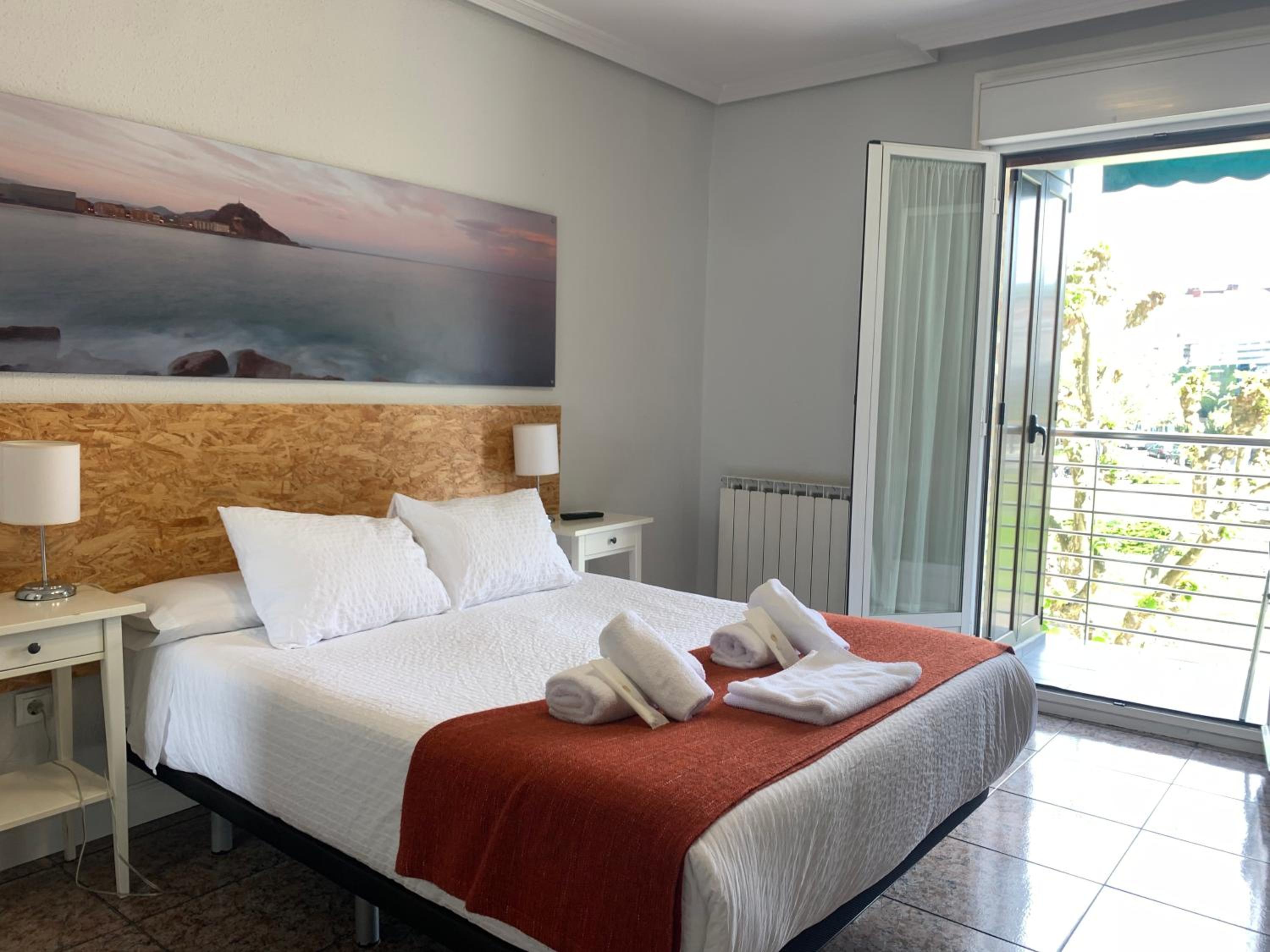 Habitación triple con balcón y baño privado