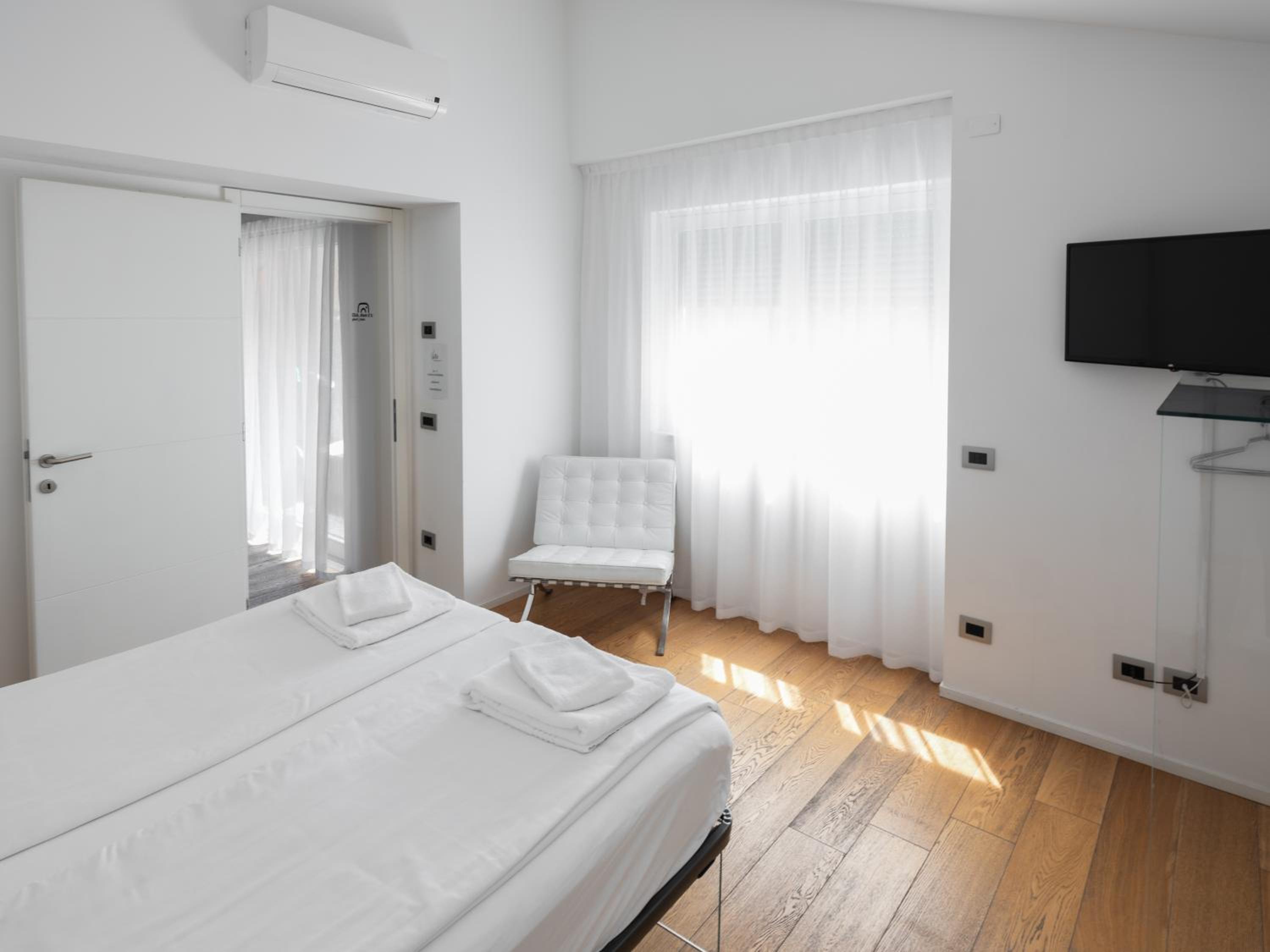 Suite with Balcony - Photo 10