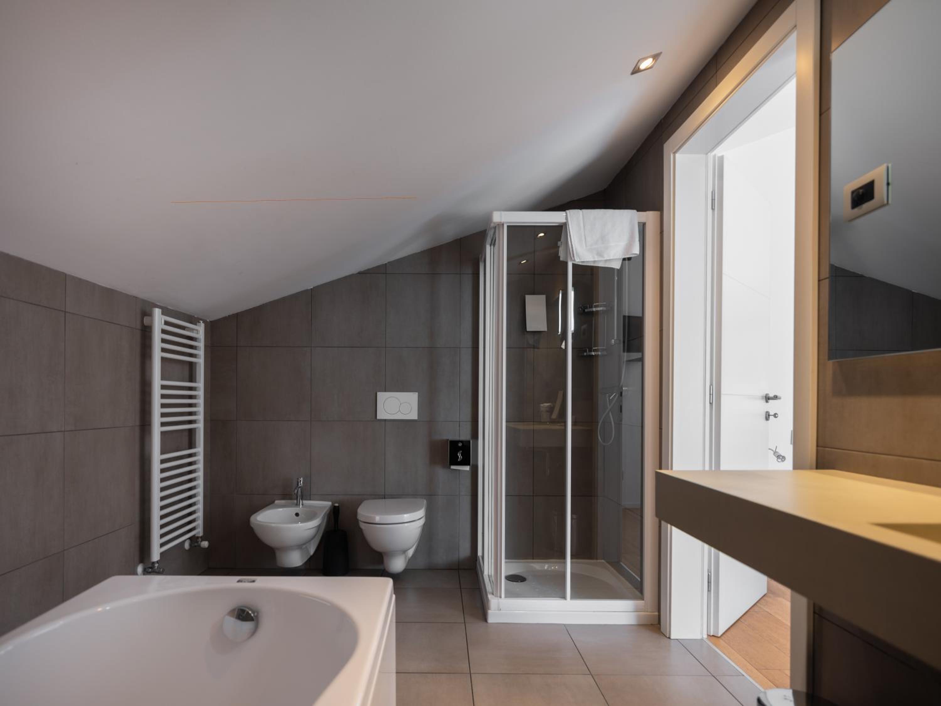 Suite with Balcony - Photo 11