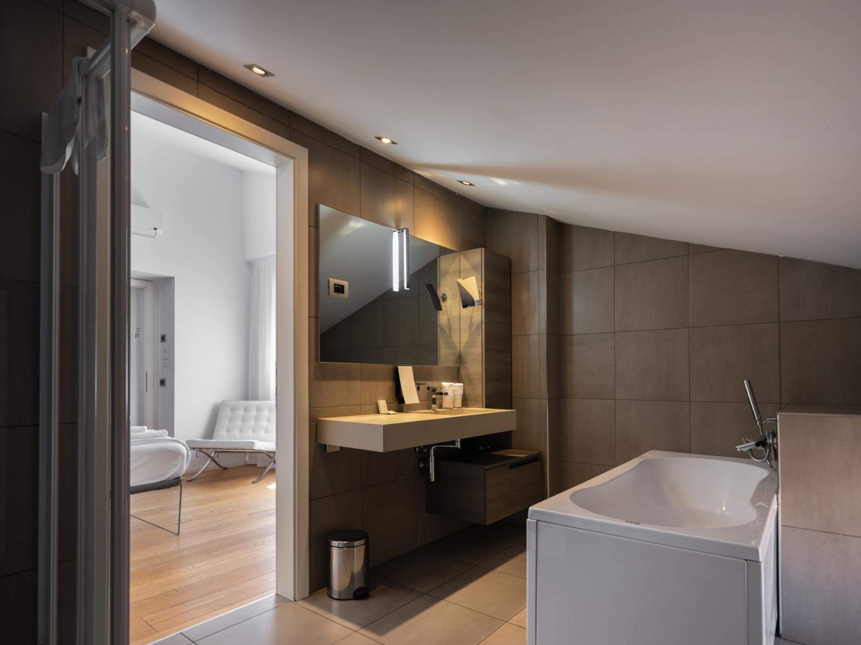 Suite with Balcony - Photo 9