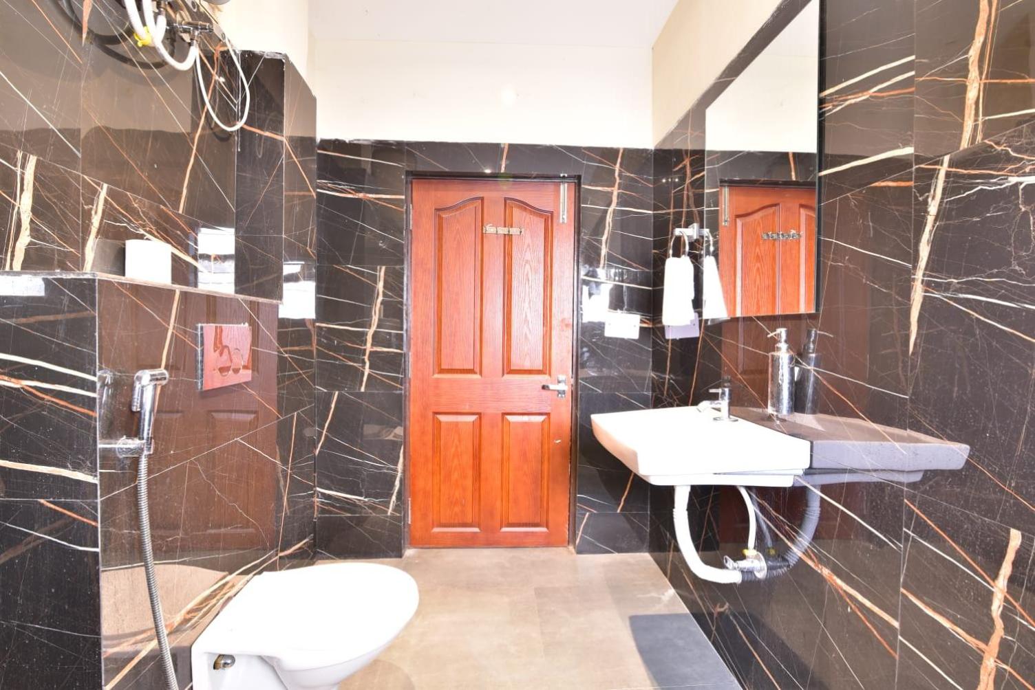 Large Double or Twin Room - Photo 6
