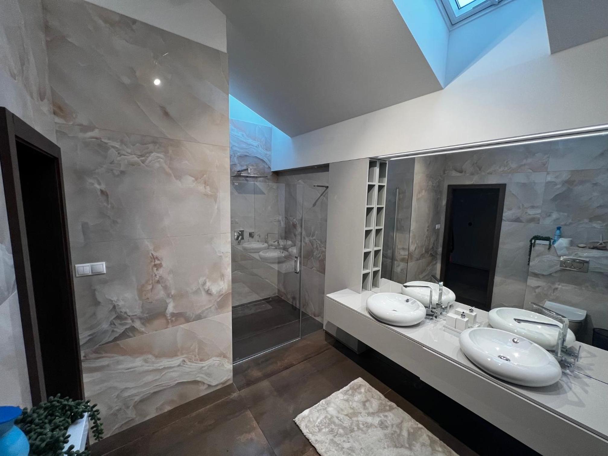 Apartment with Terrace - Photo 8