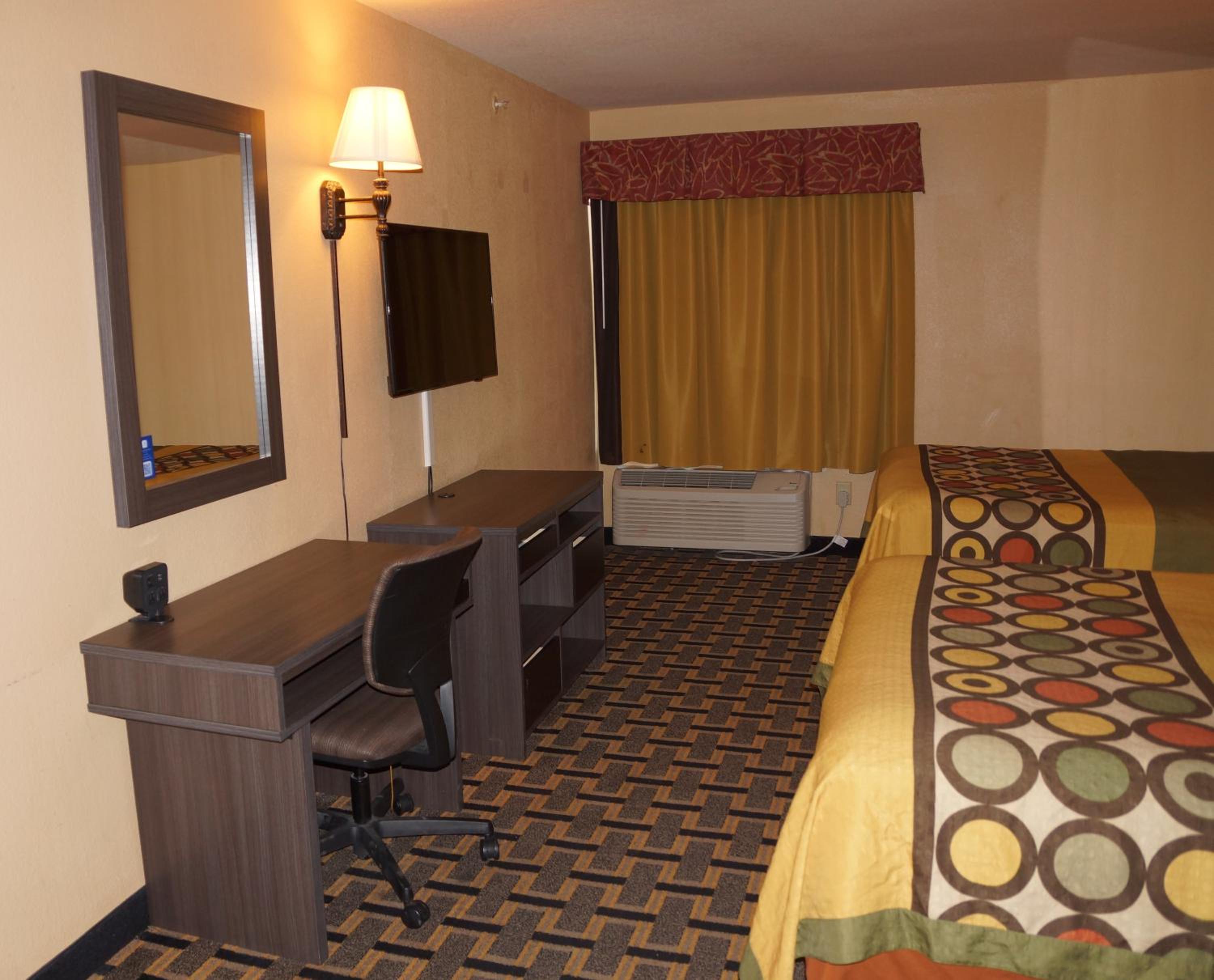 Queen Room with Two Queen Beds - Non-Smoking - Photo 8