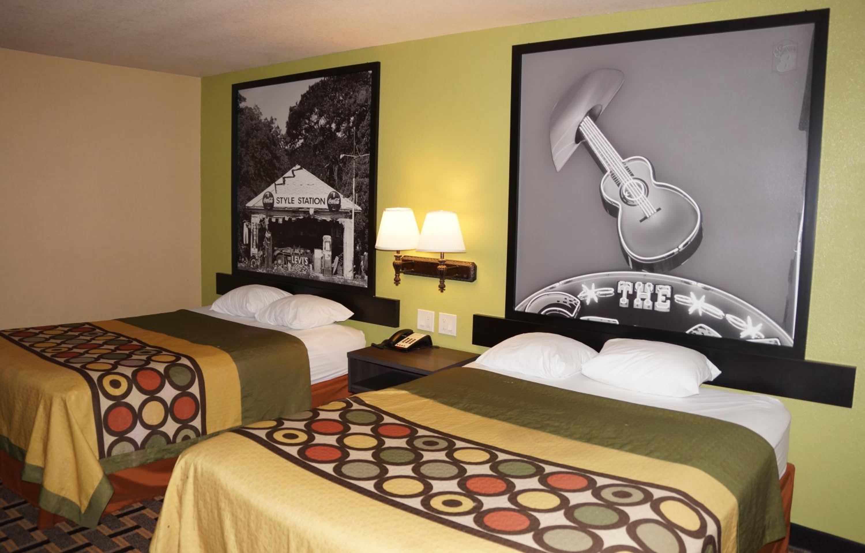 Queen Room with Two Queen Beds - Non-Smoking - Photo 3