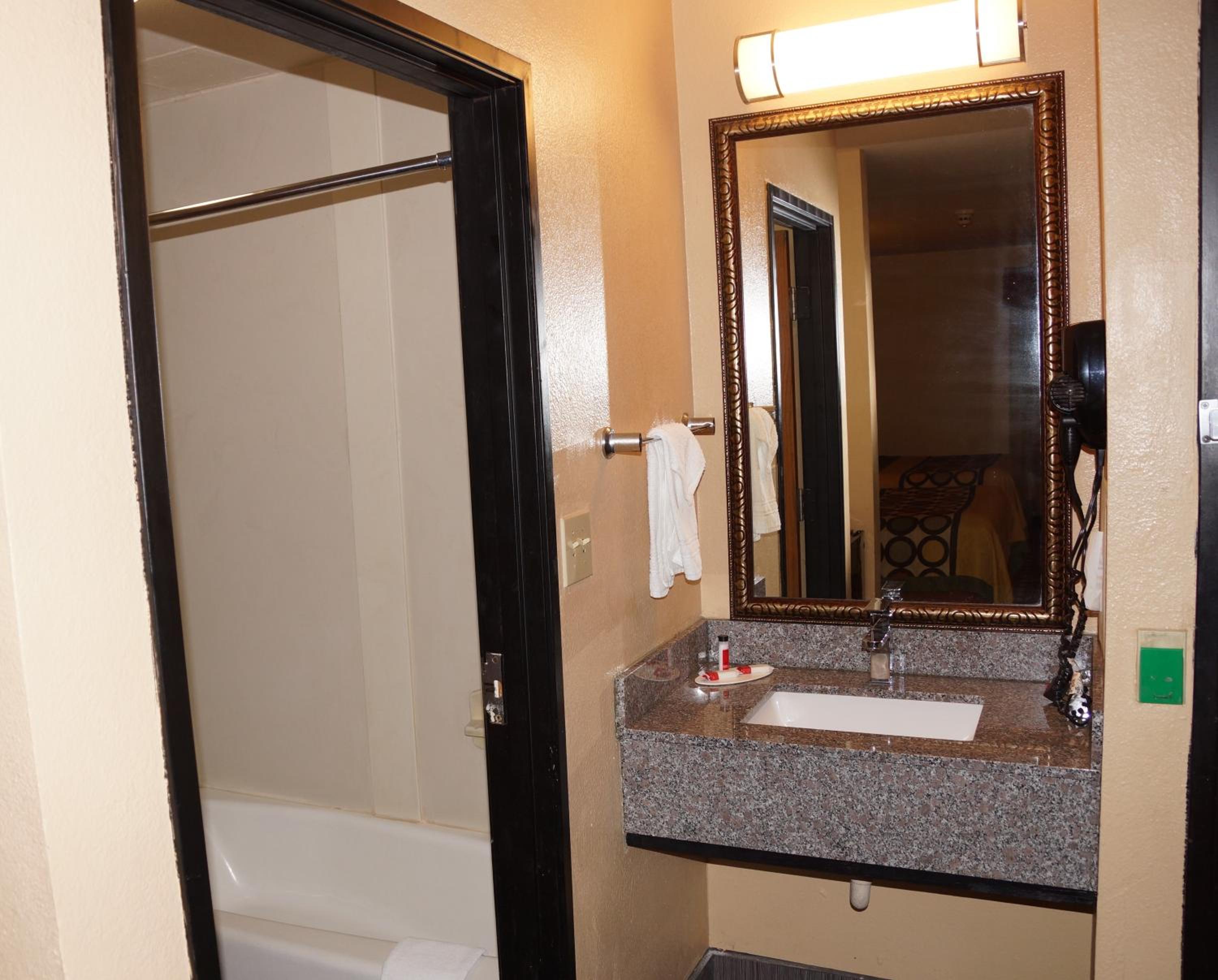 King Room - Non-Smoking - Photo 7