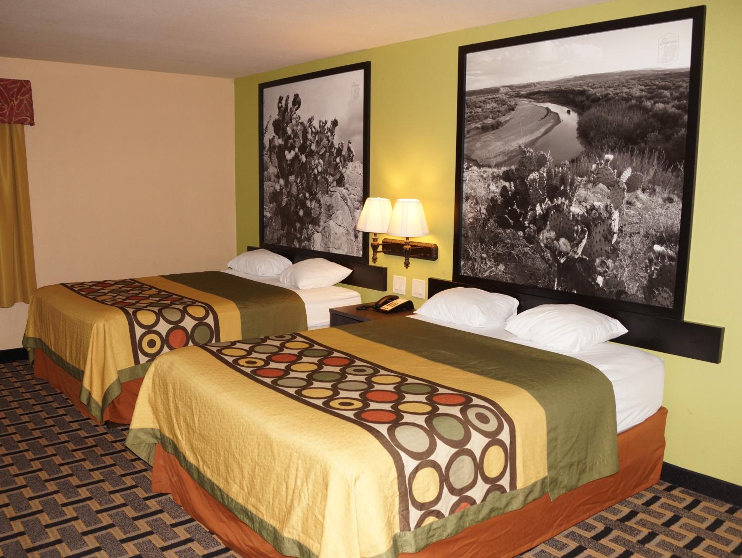 Queen Room with Two Queen Beds - Non-Smoking - Photo 5
