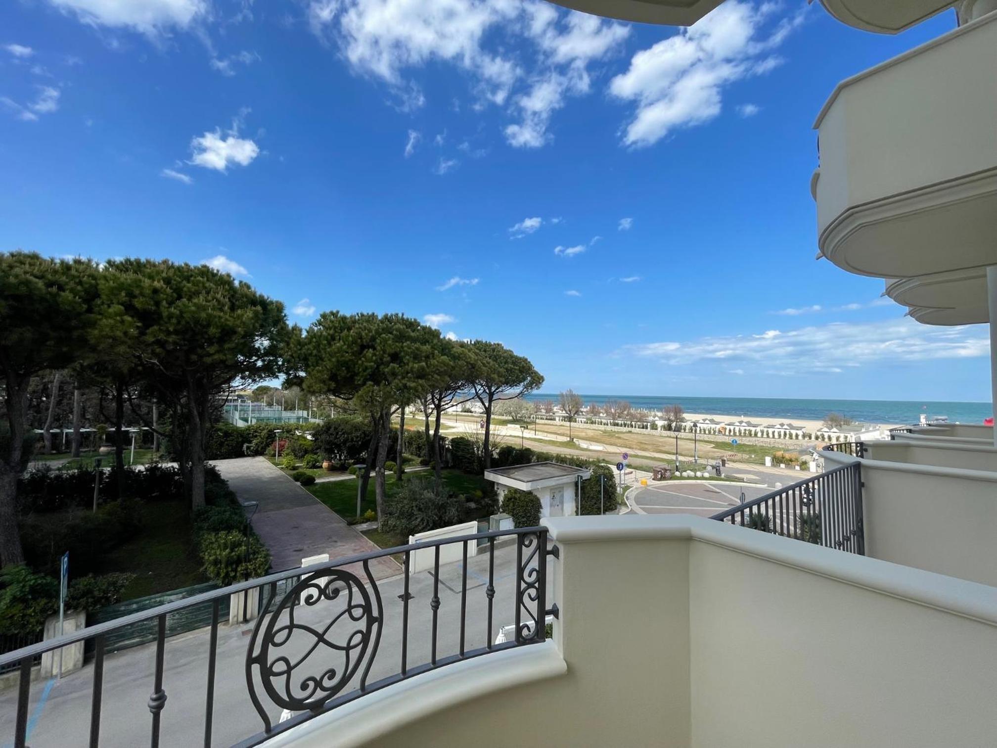 Superior Double or Twin Room with Side Sea View - Photo 4
