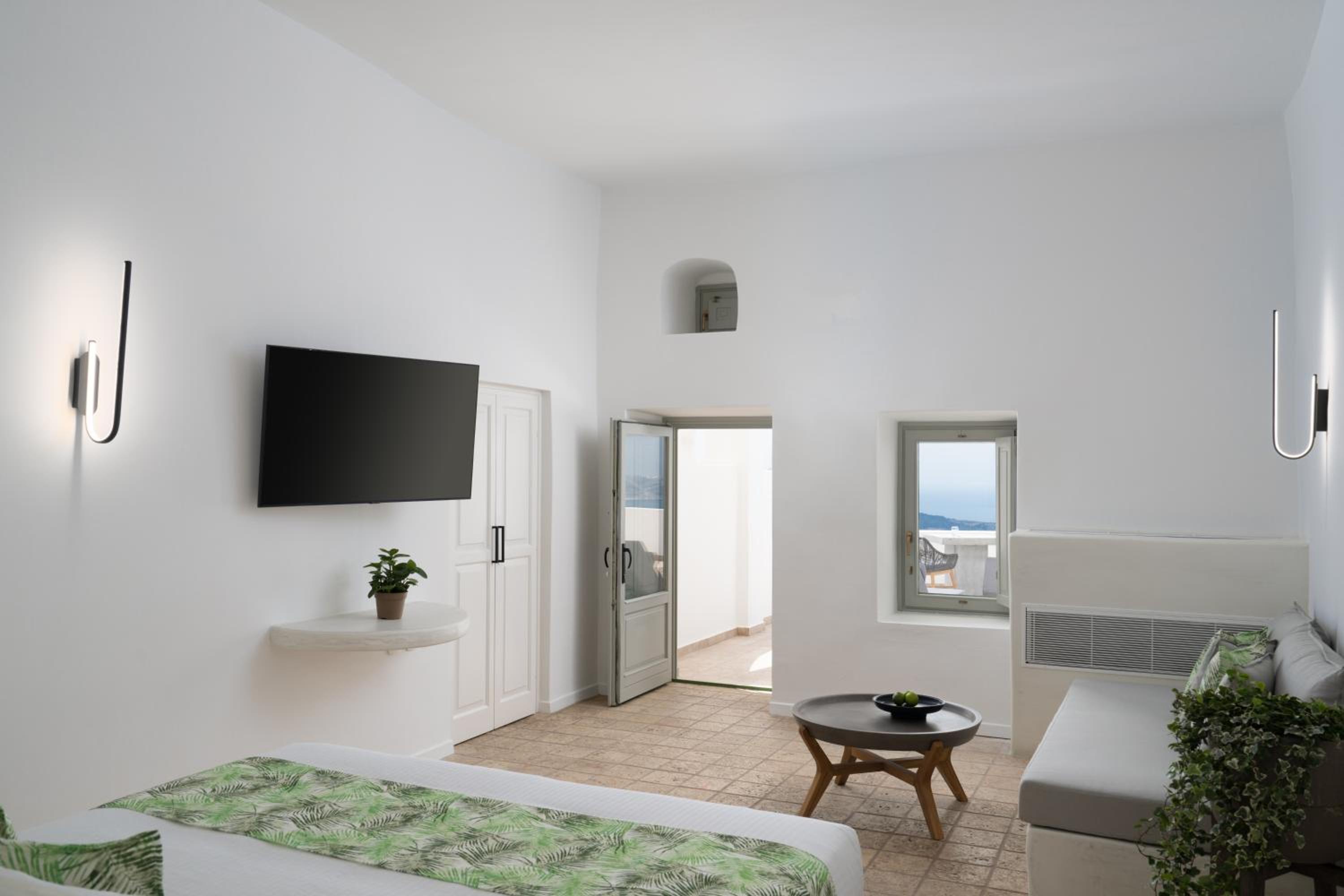 Eon Suite with Outdoor Hot Tub and Caldera View