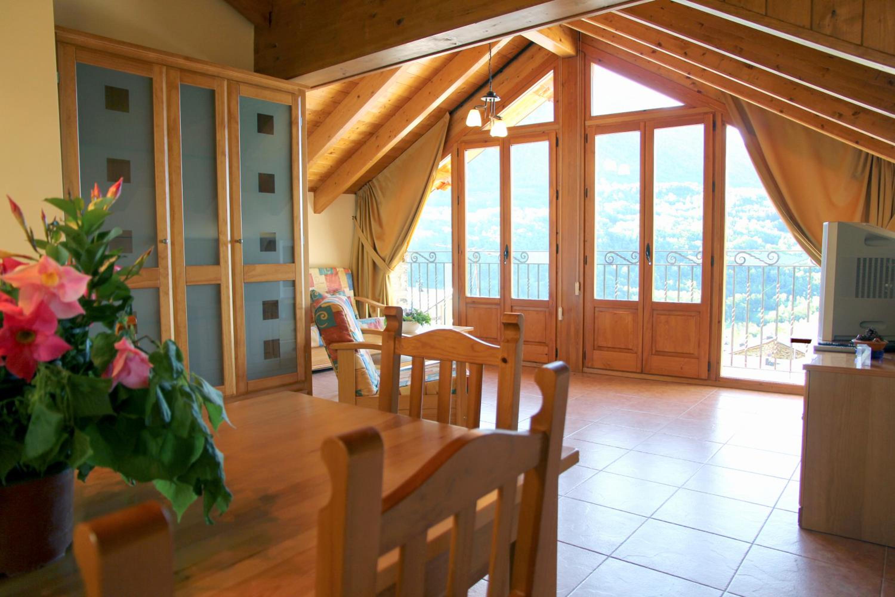 Apartamento de dos habitaciones con vistas a la montaña.