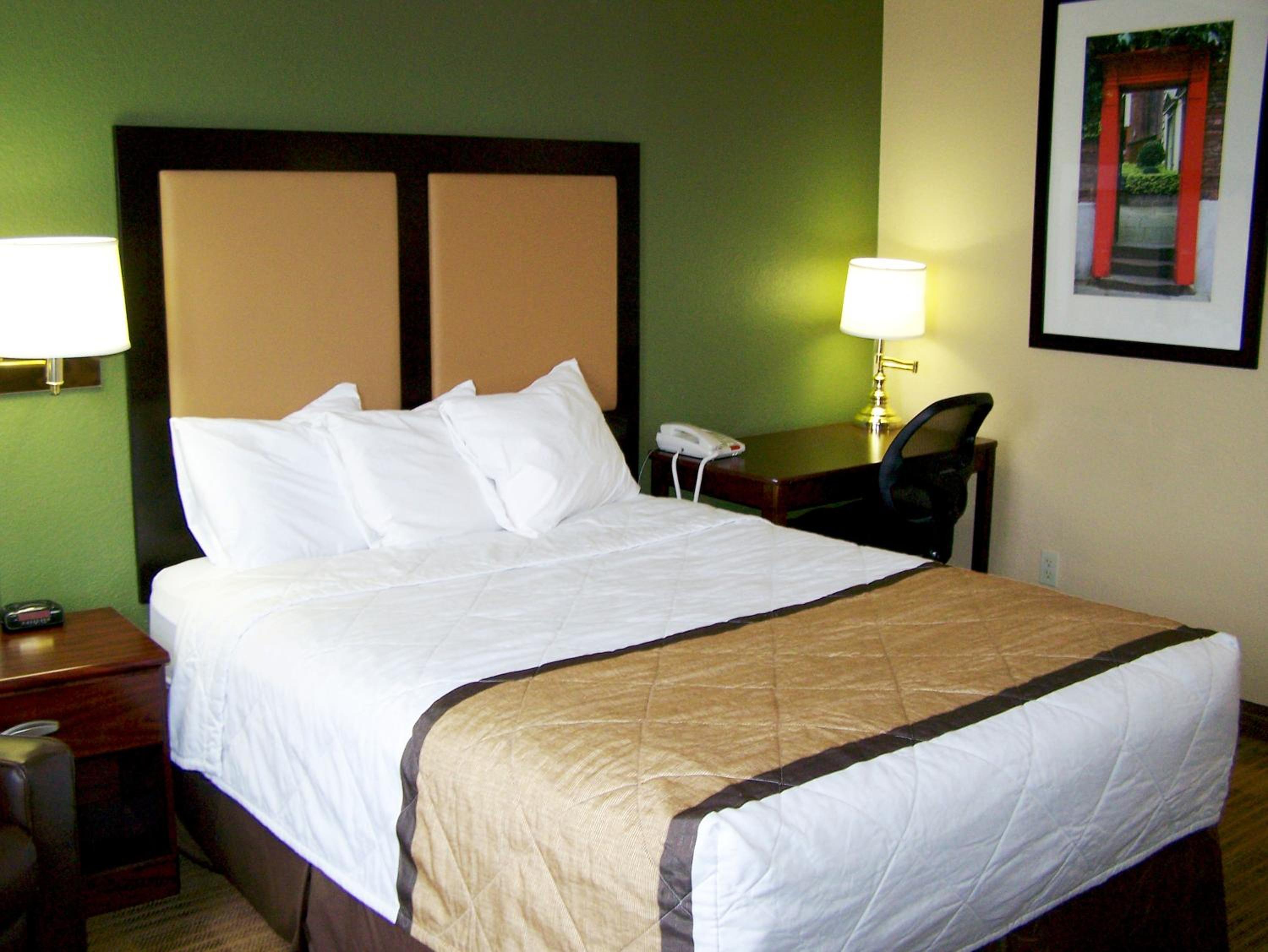 Deluxe Studio with one queen bed - Non-Smoking - Photo 10